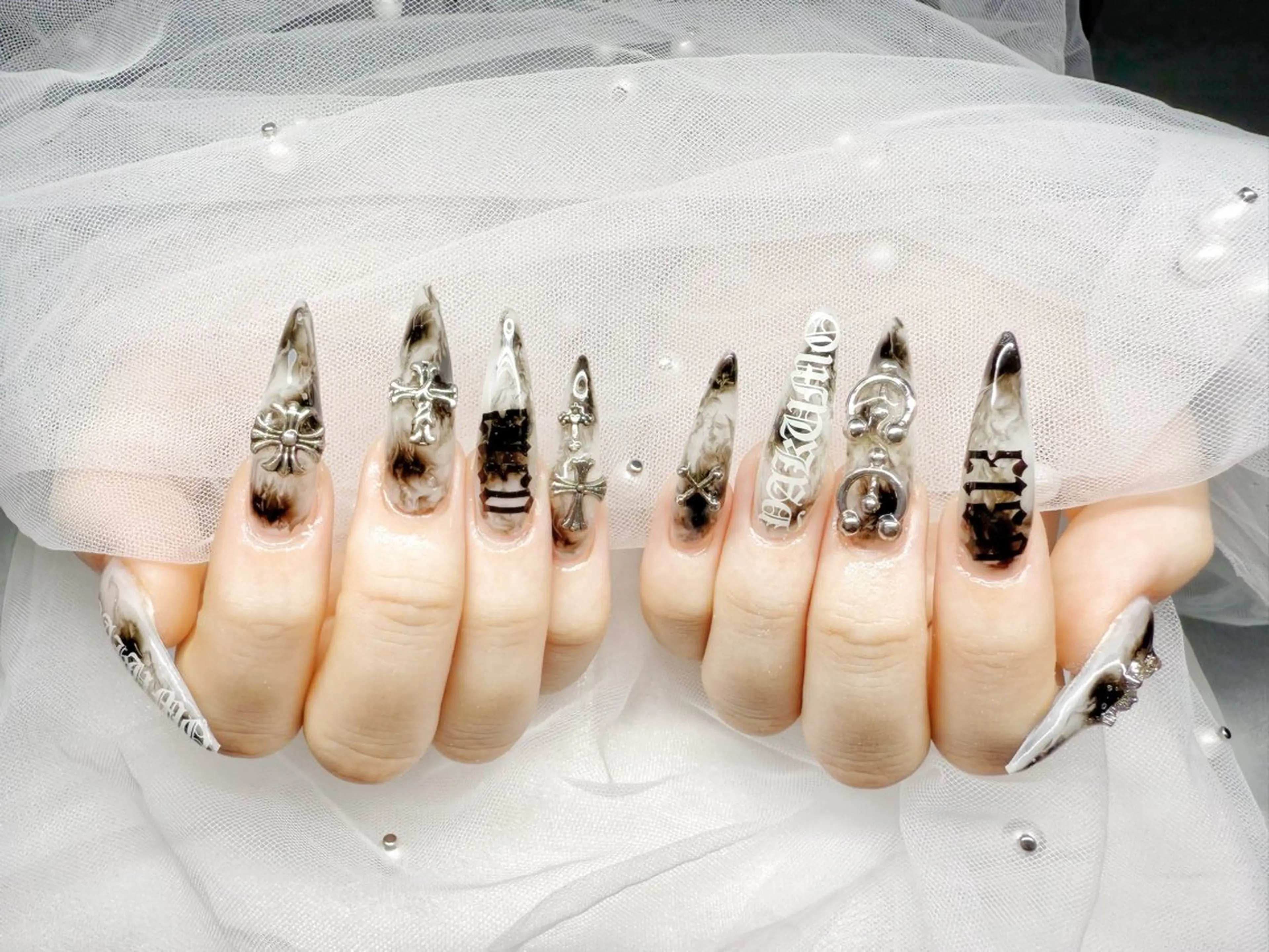 ネイル アニマル柄 オーロラネイル チークネイル フラッシュネイル ジェルネイル Lunaa 池袋のネイルデザイン