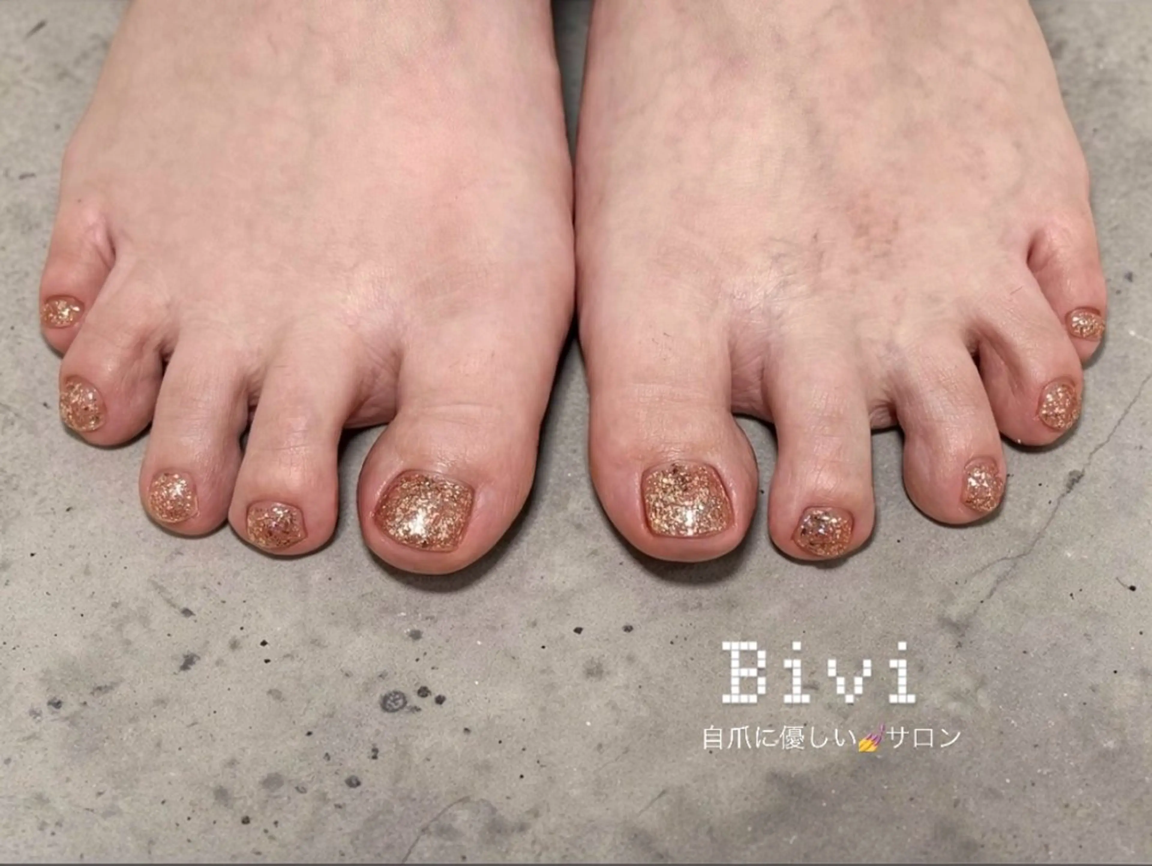 ネイル フットネイル ゴールド ラメ(グリッター) 持ち込み シンプルネイル フットネイル ♡Bivi♡自爪に 優しいネイルサロンのネイルデザイン