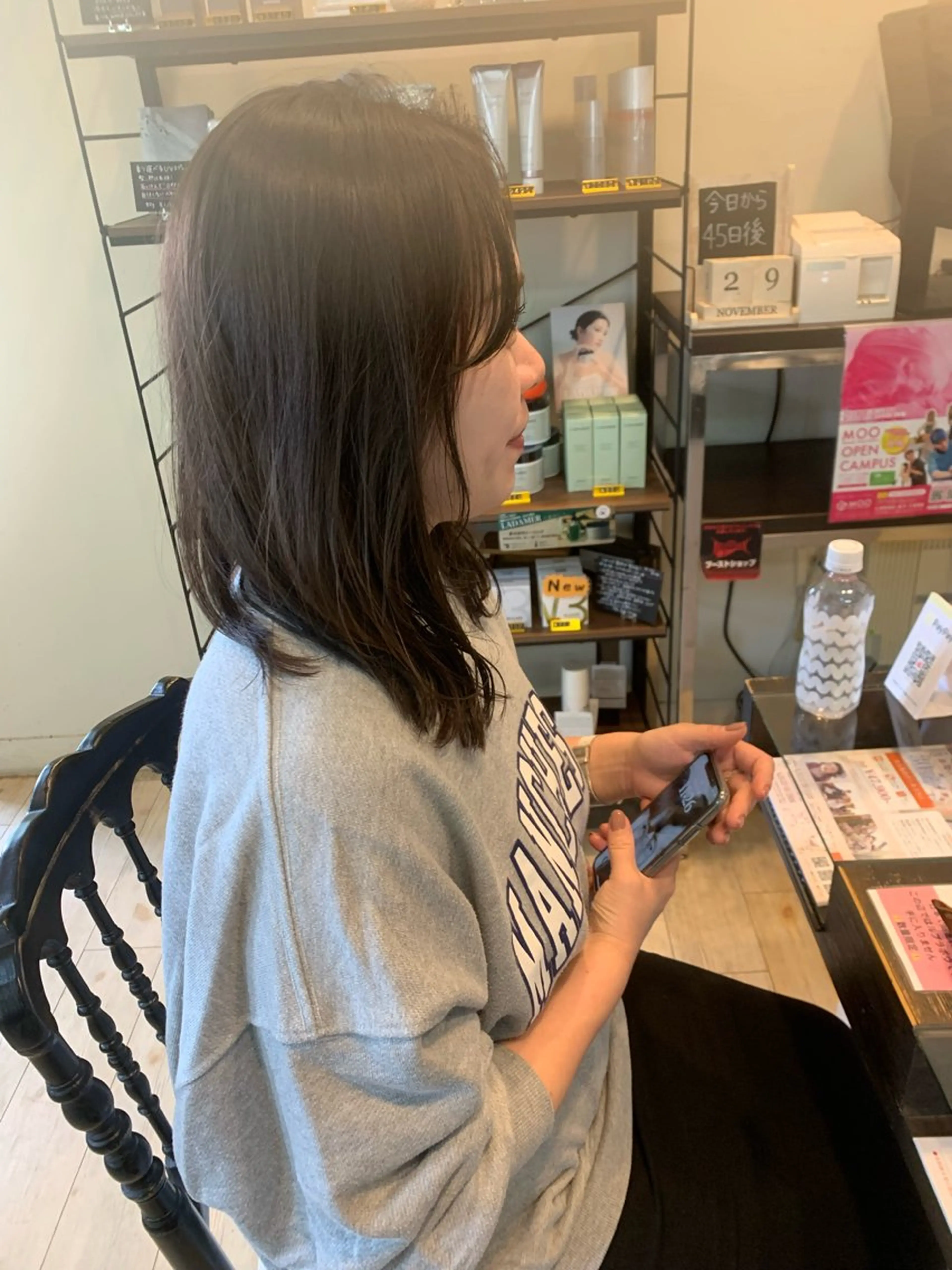 セミロング カラー 荒島 由佳のヘアスタイル