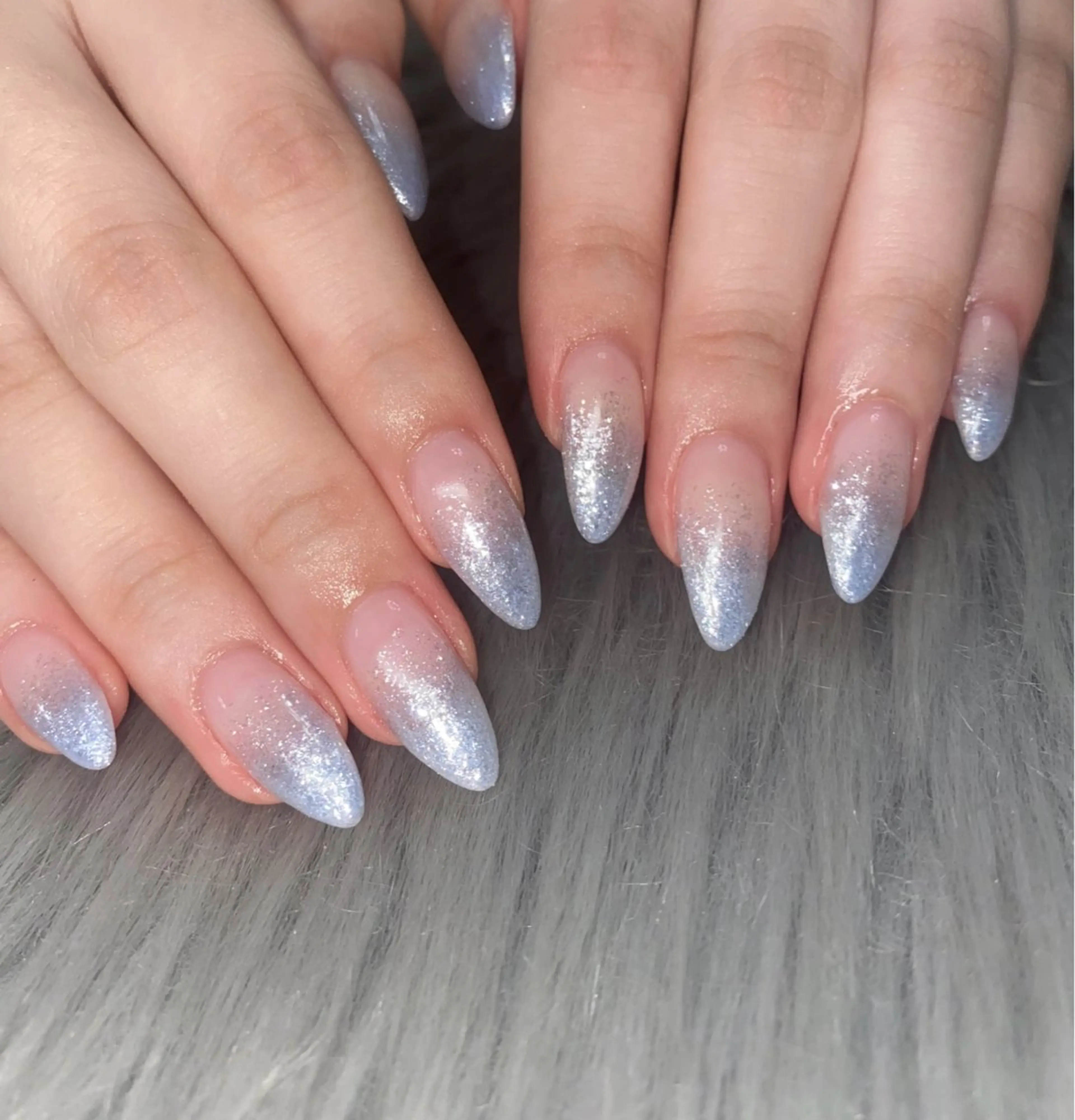 ネイル ブルー グラデーション ラメ(グリッター) ラメグラデーション ハンドネイル Bitty／ SENA⋆˙⟡ —のネイルデザイン