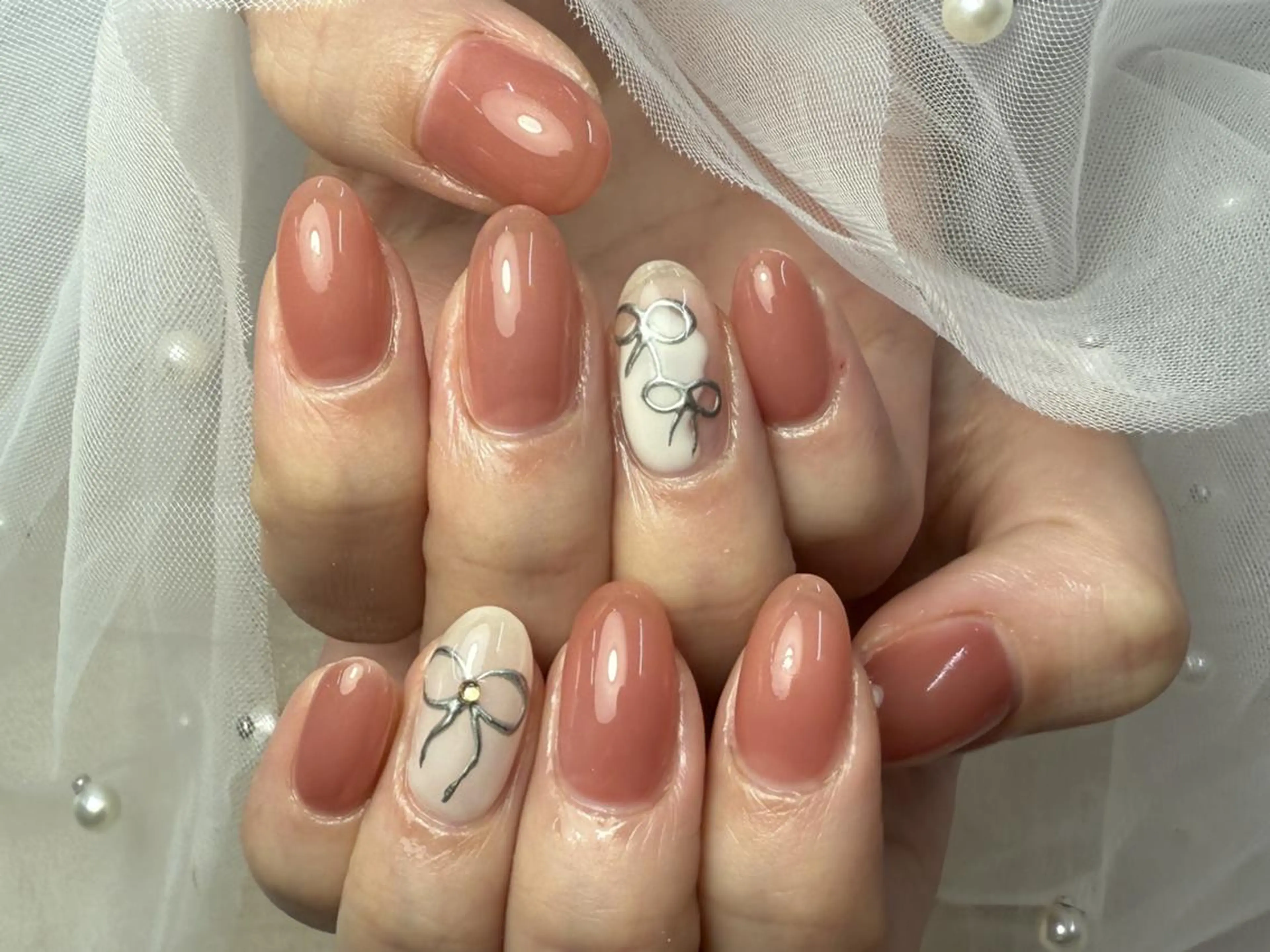 ネイル アートネイル ピンク ピンクベージュ リボン ストーンネイル ハンドネイル ToliyDeliy ネイルサロンのネイルデザイン