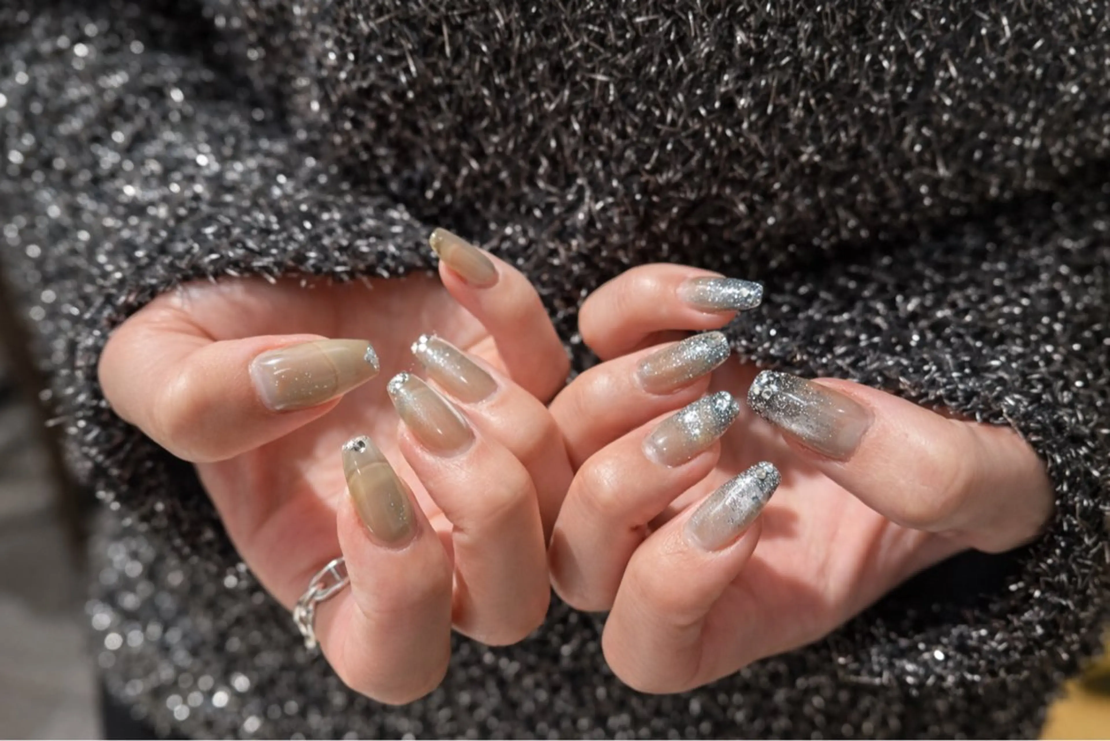 ネイル グラデーション マグネットネイル シルバー nail salon swaddle 🪽のネイルデザイン