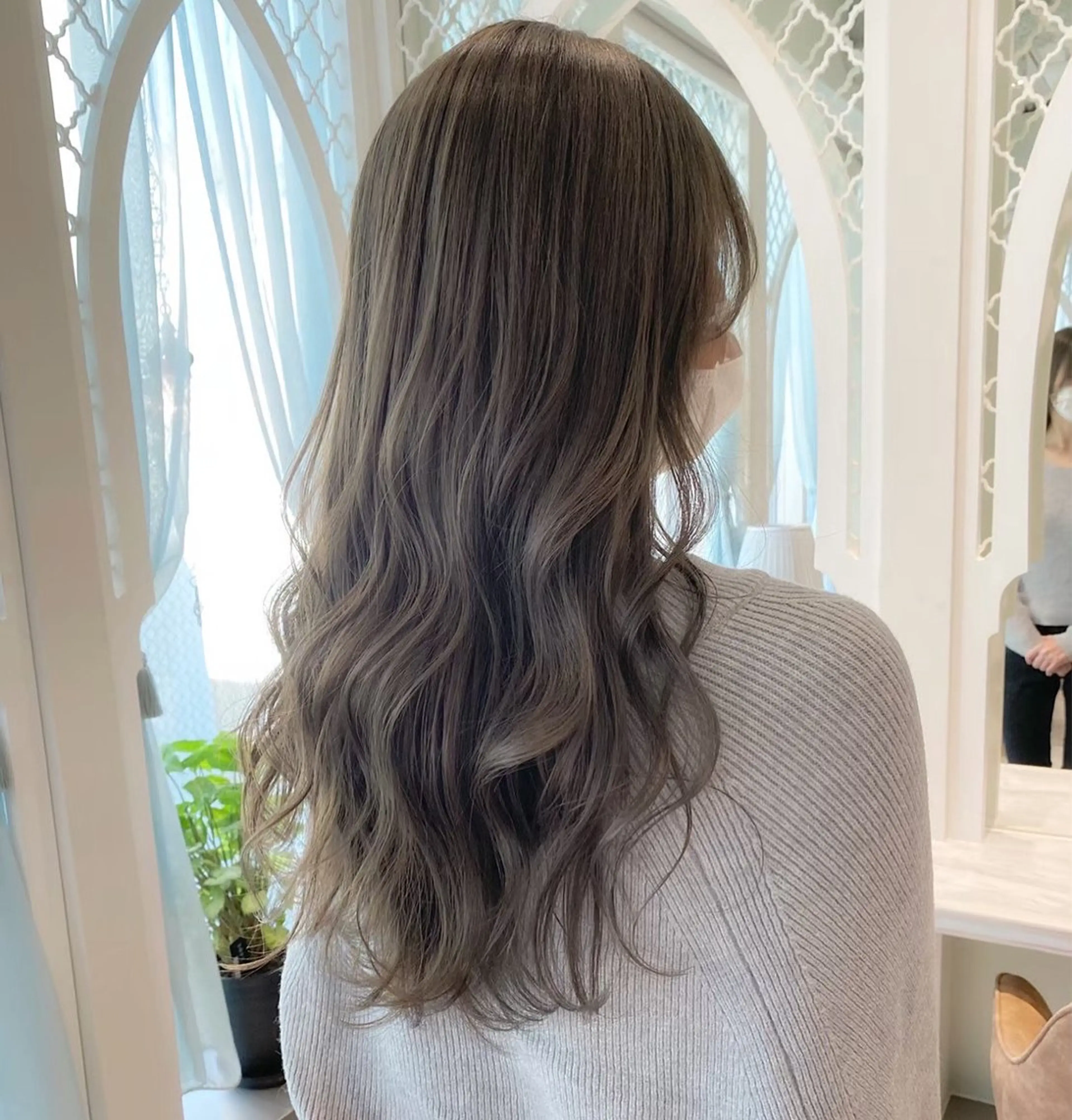 ロング カラー ベージュカラー 黒髪 ブリーチ ブルーカラー ブルーブラック ヘアカラー トリートメント 木屋元一/透明感 /前髪/レイヤーのヘアスタイル
