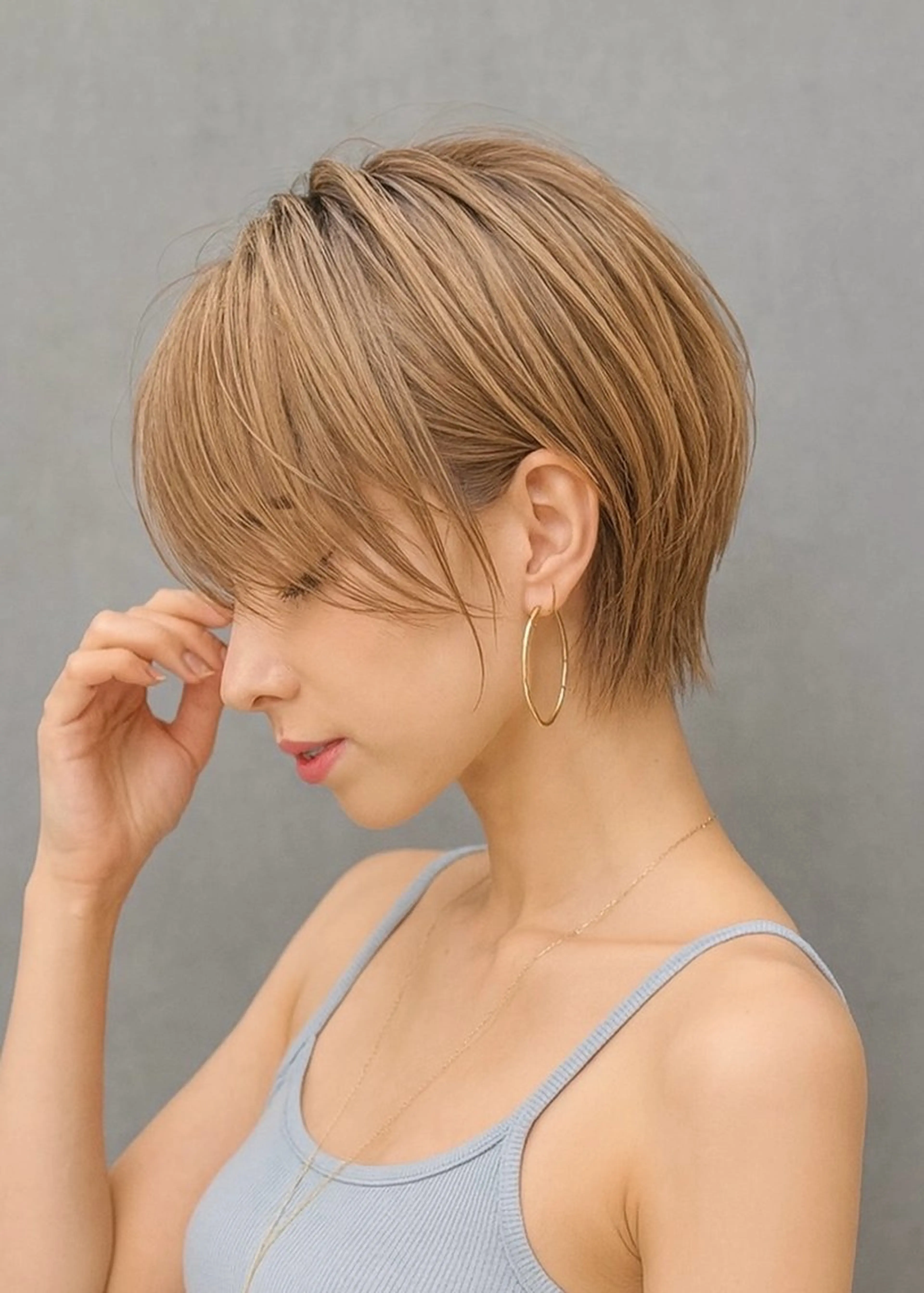 ミディアム カラー 🩶ハイトーン /レイヤーはちすのヘアスタイル