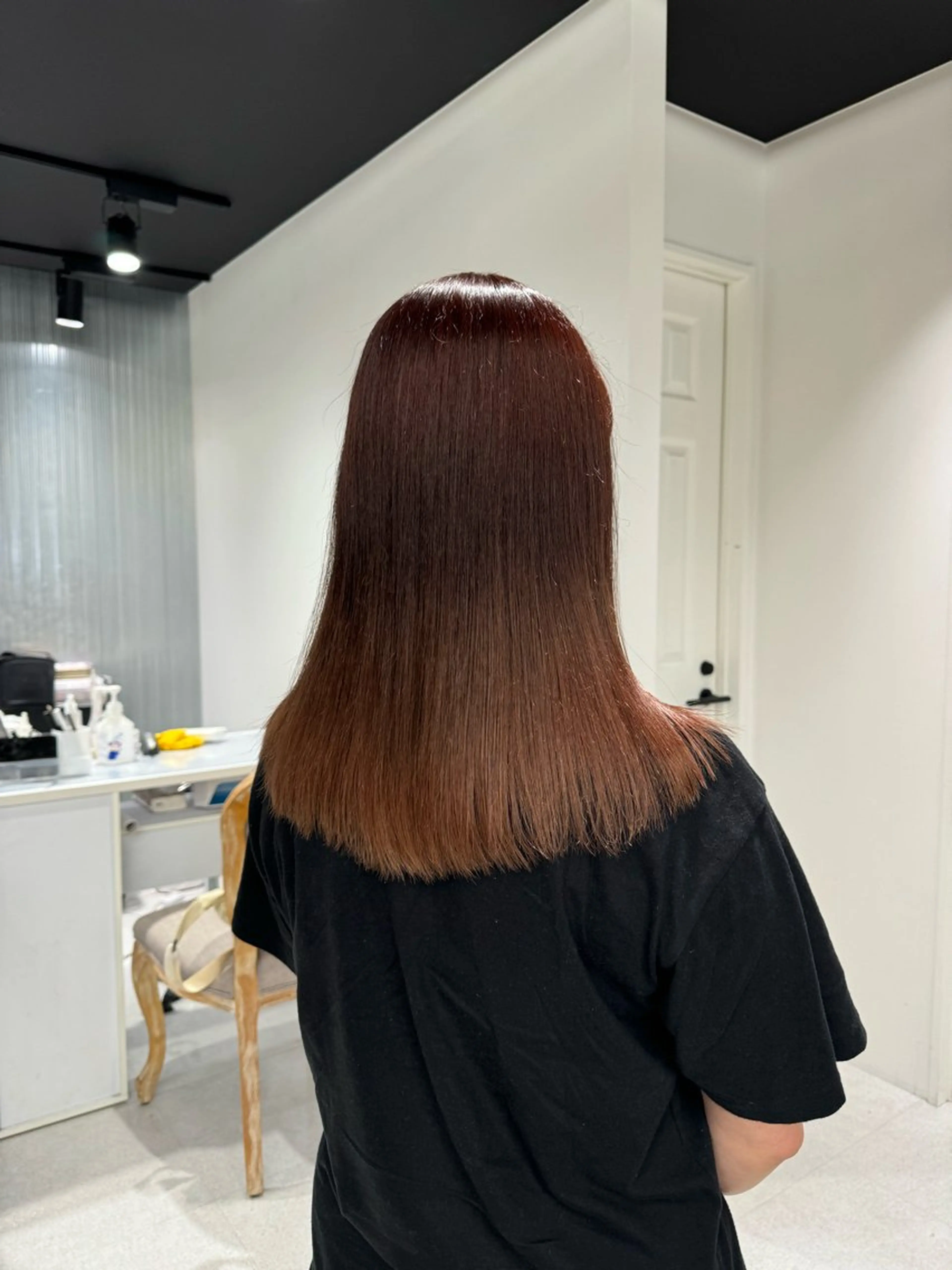 セミロング 顔まわりレイヤー 顔周りカット 髪質改善 レイヤーカット トリートメント ARISA︎ メンズハイトーンのヘアスタイル