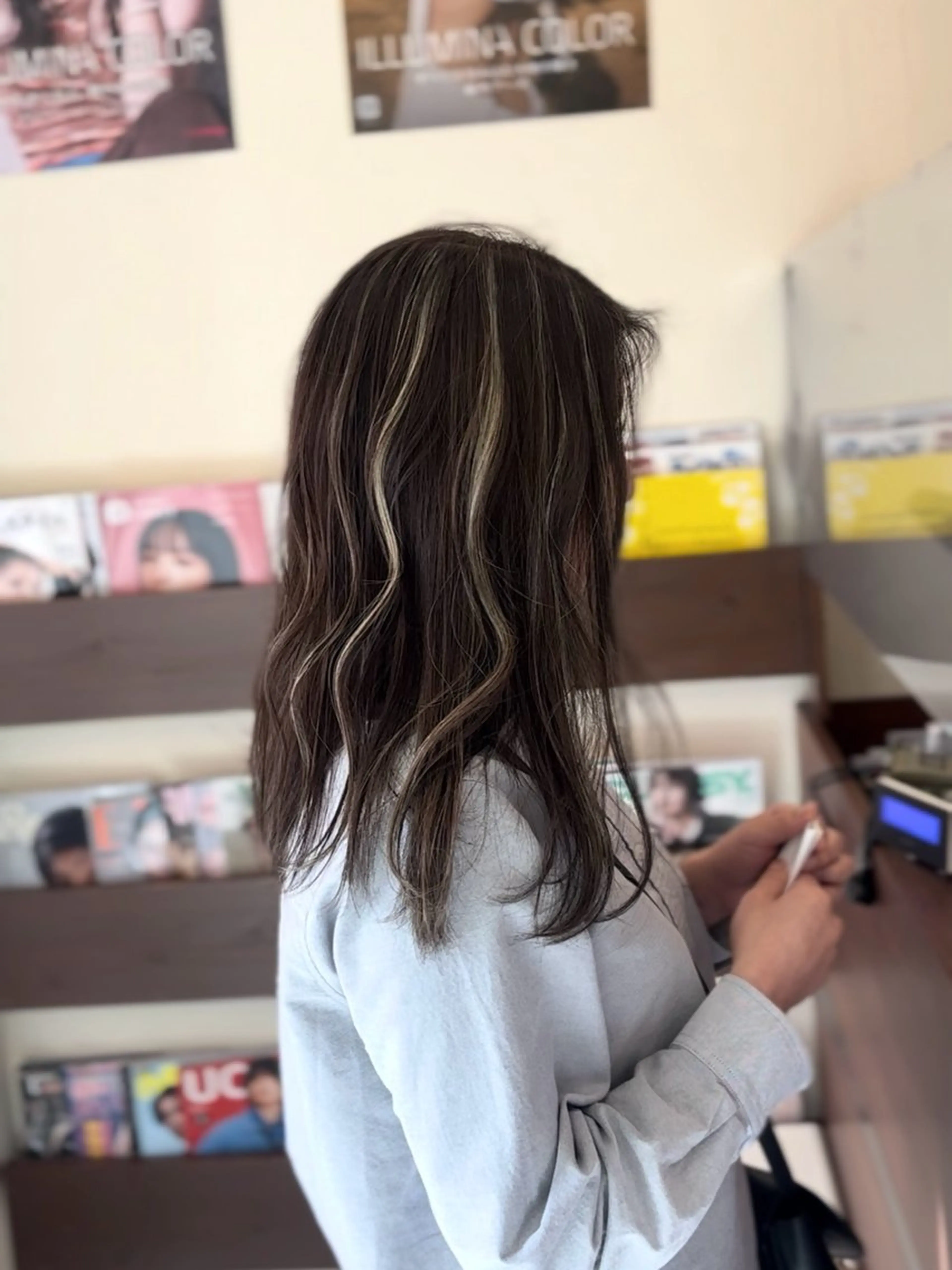 セミロング カラー ベージュカラー ハイライトカラー イルミナカラー ホワイトベージュ ハイライト ヘアカラー 小野 友暉のヘアスタイル