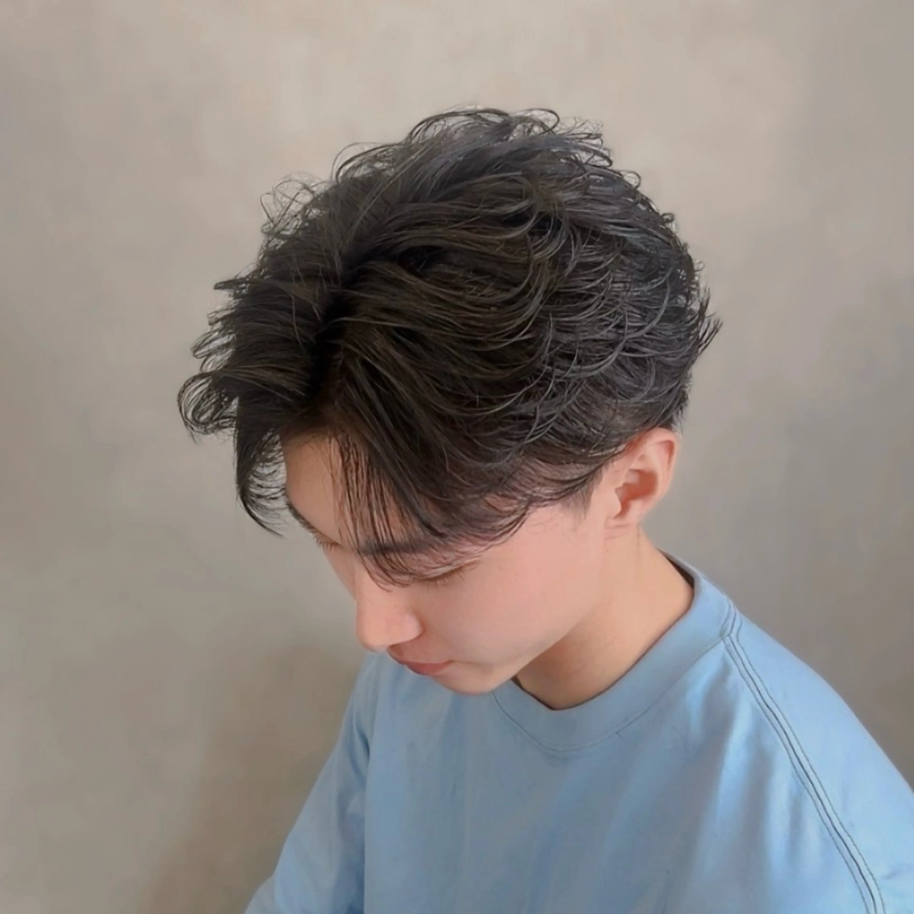 ショート メンズ ショートヘア フェザー/ゆるふわ パーマ/鐘ヶ江 航青のヘアスタイル