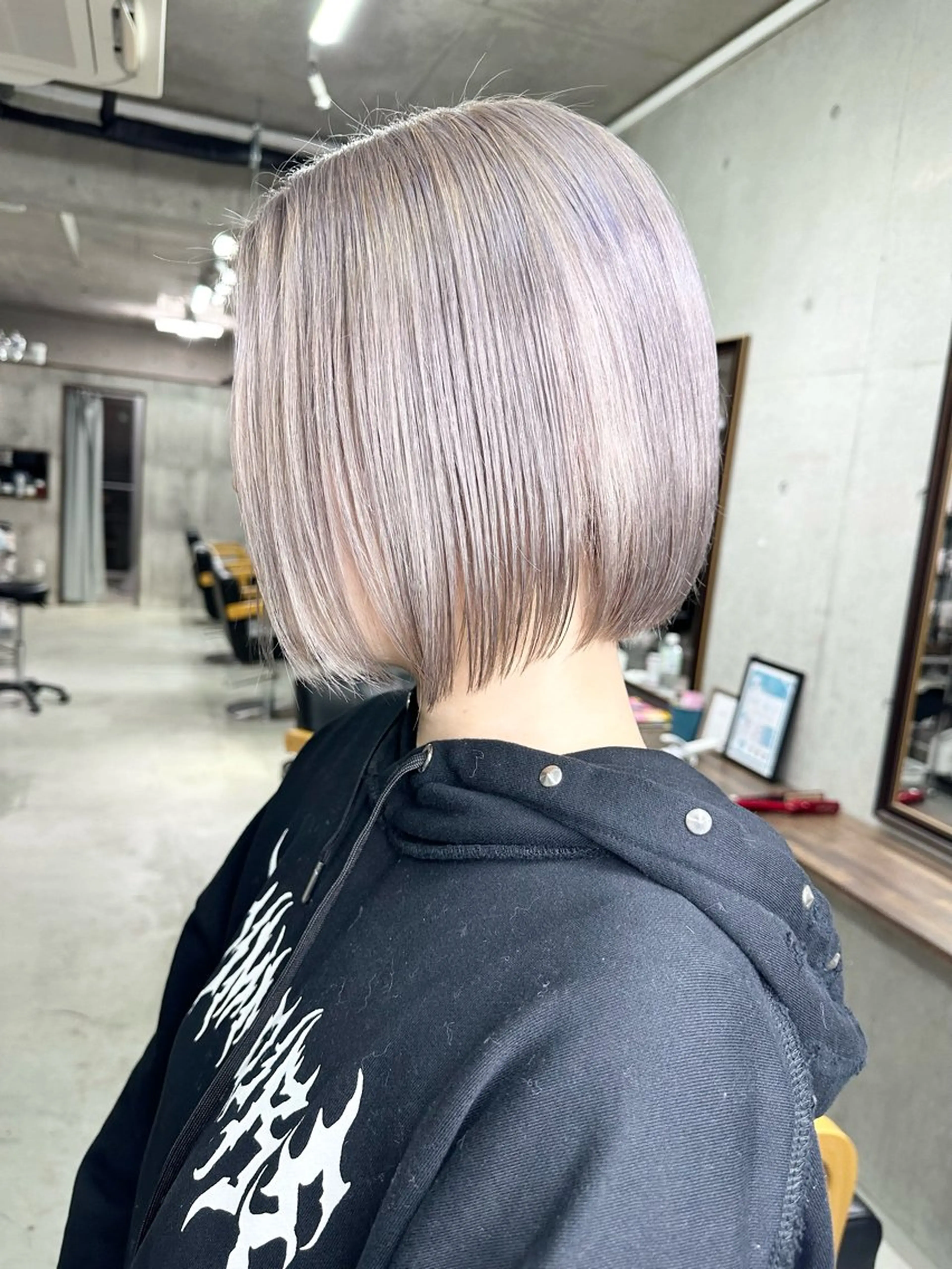 ショート カラー ハイトーンカラー シルバー ボブ カット ヘアカラー トリートメント 名古屋のピンク好き かずくん🦩のヘアスタイル