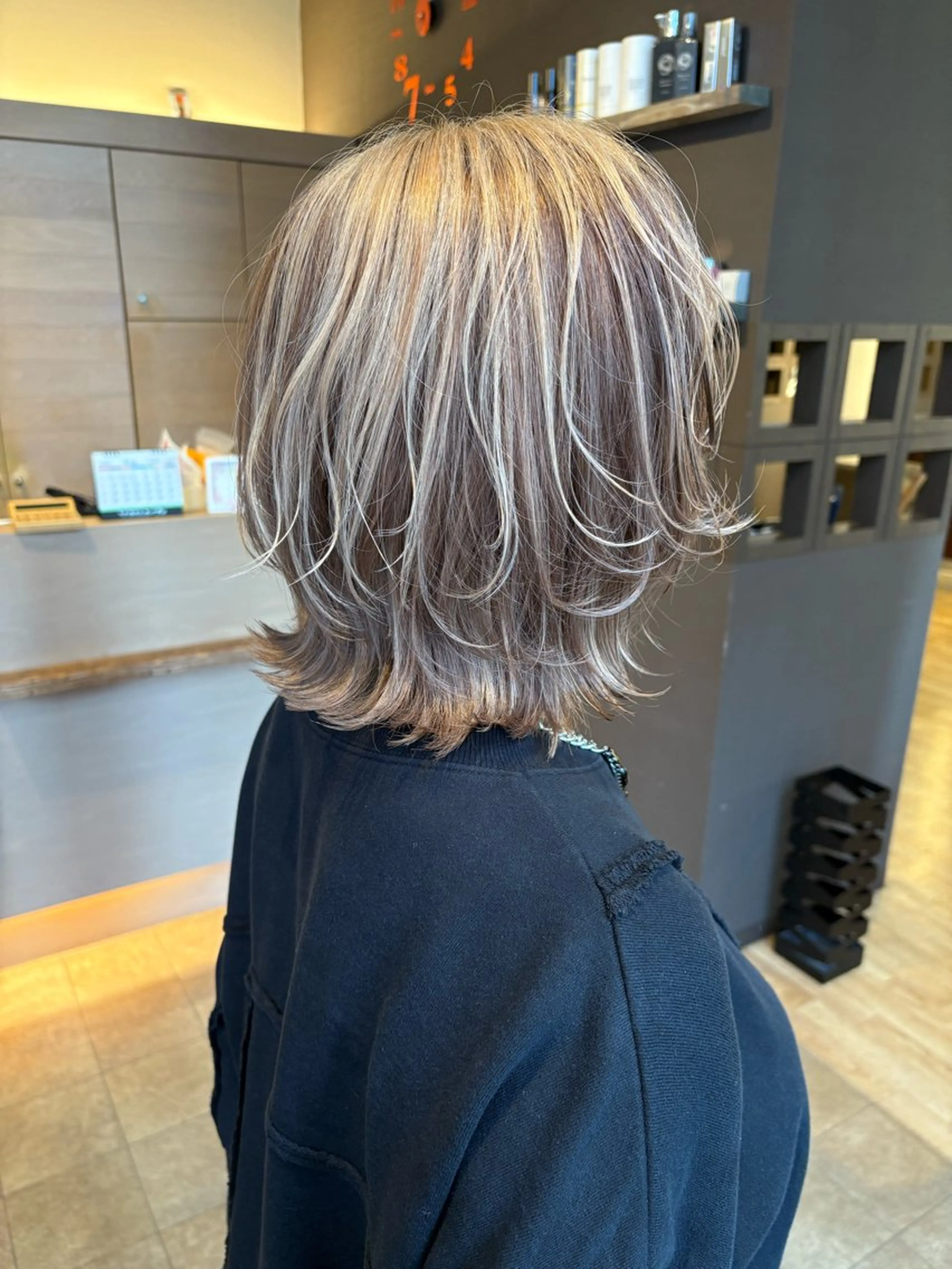 ミディアム ハイライト ウルフカット 綾乃／デザインカラー ／ハイトーン／ボブのヘアスタイル