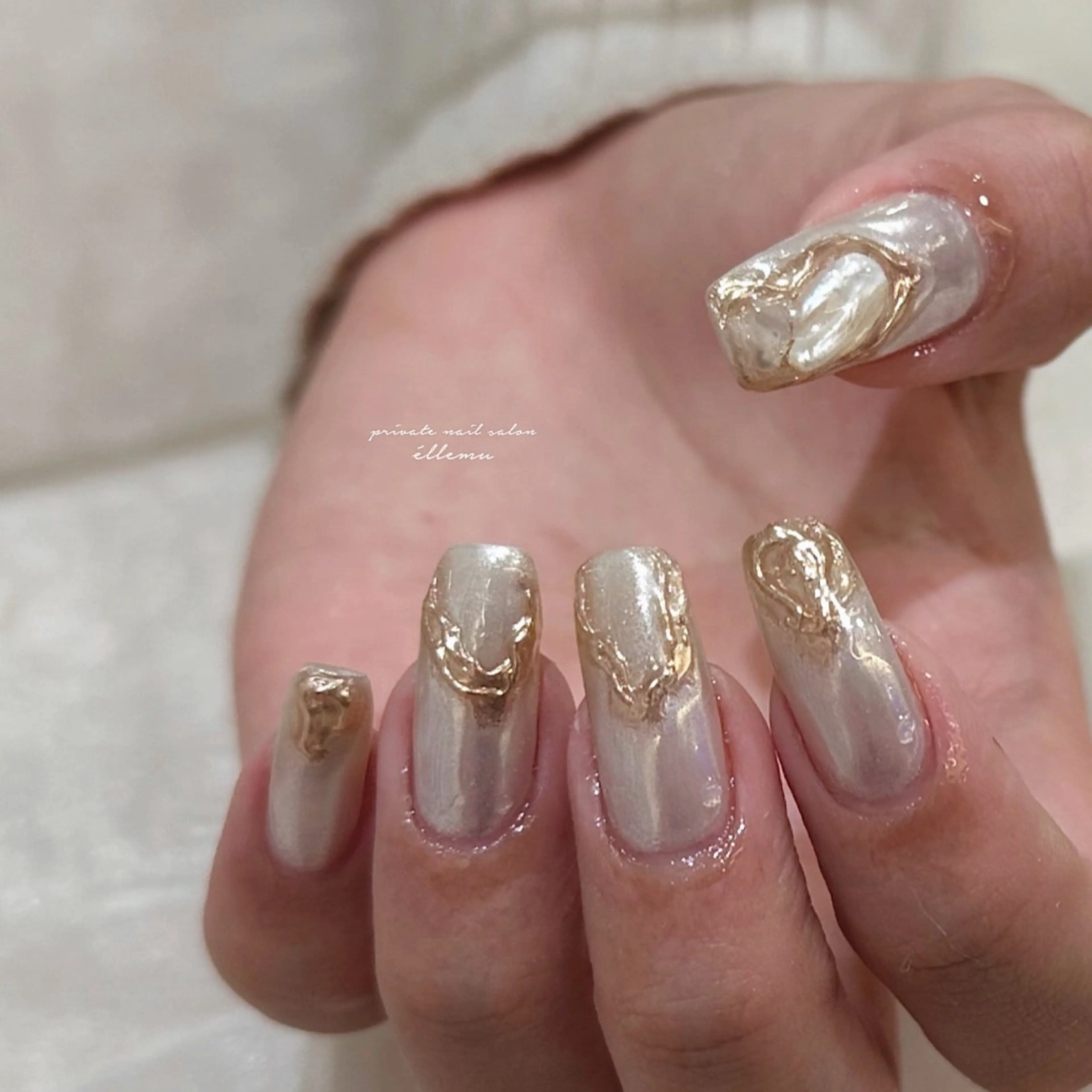 ネイル オーロラネイル ゴールド ミラーネイル ハンドネイル éllemu えるみゅのネイルデザイン