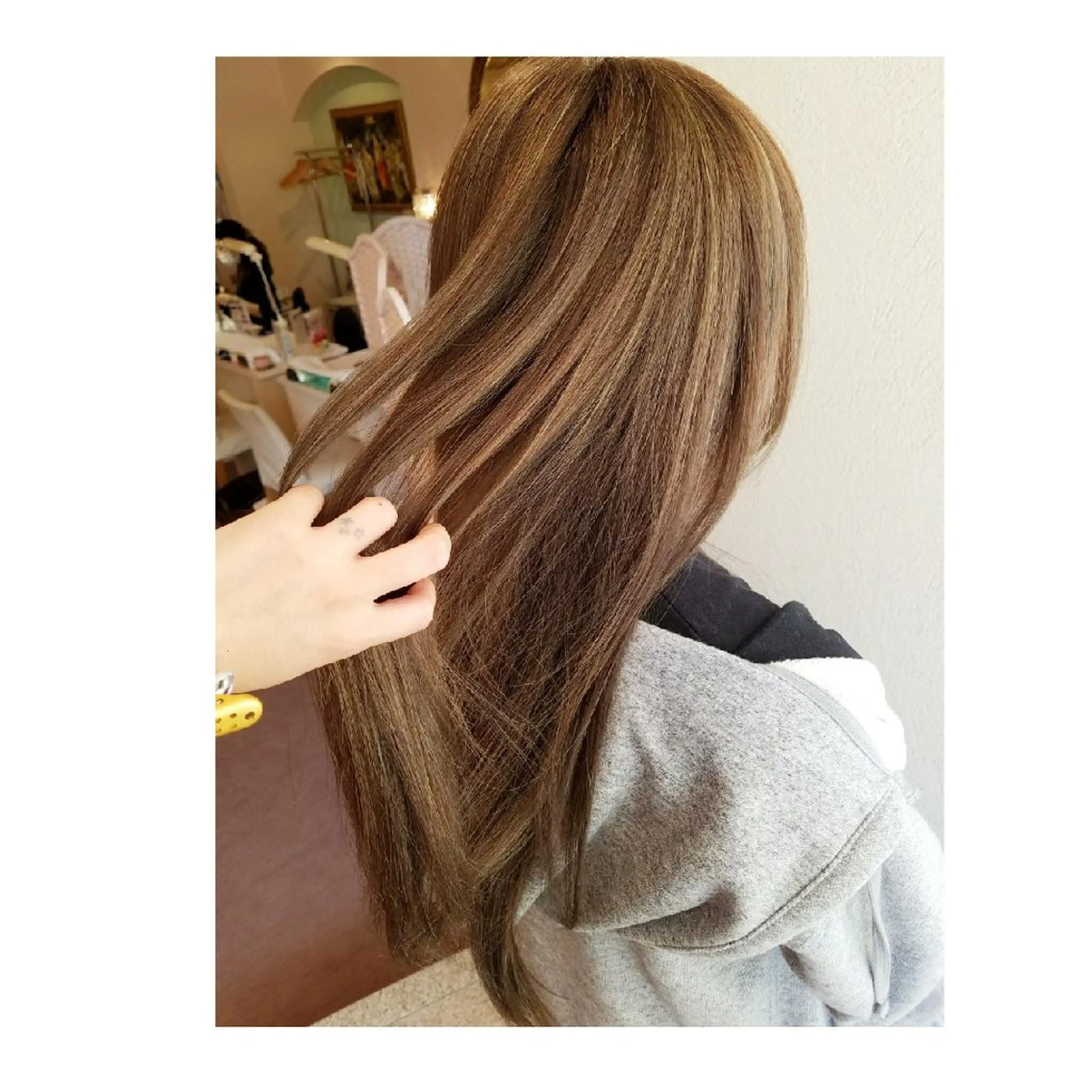 ロング カラー ベージュカラー フォギーベージュ ハイライトカラー ハイライト 美谷添（ミヤゾエ） まどか大人ヘアサロンのヘアスタイル