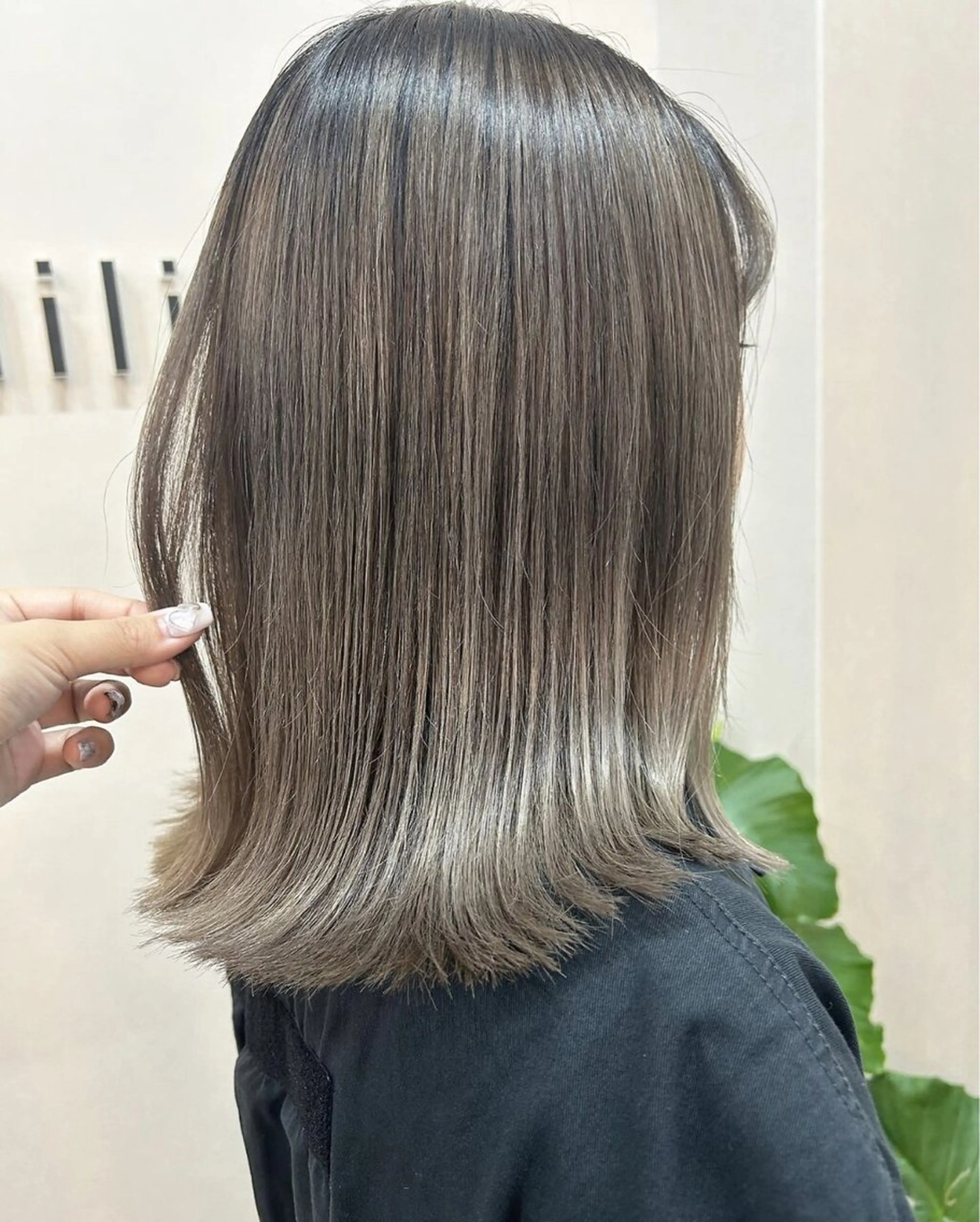 ミディアム カット ヘアカラー トリートメント Chihiro .のヘアスタイル