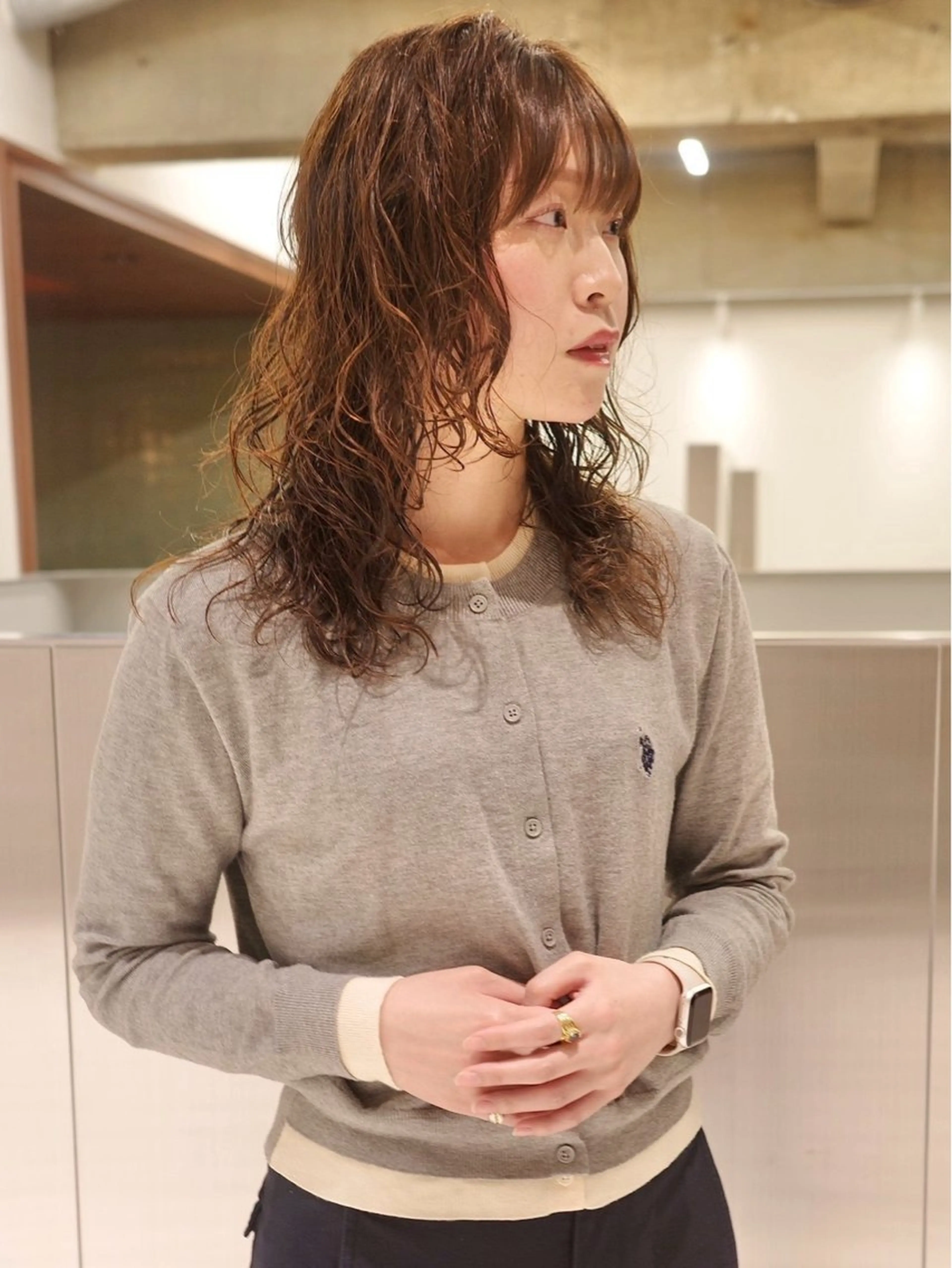 ミディアム パーマ ミディアムパーマ アッシュ くびれヘア レイヤーカット ニュアンスパーマ カット ヘアカラー トリートメント (h)wim ウィムのヘアスタイル