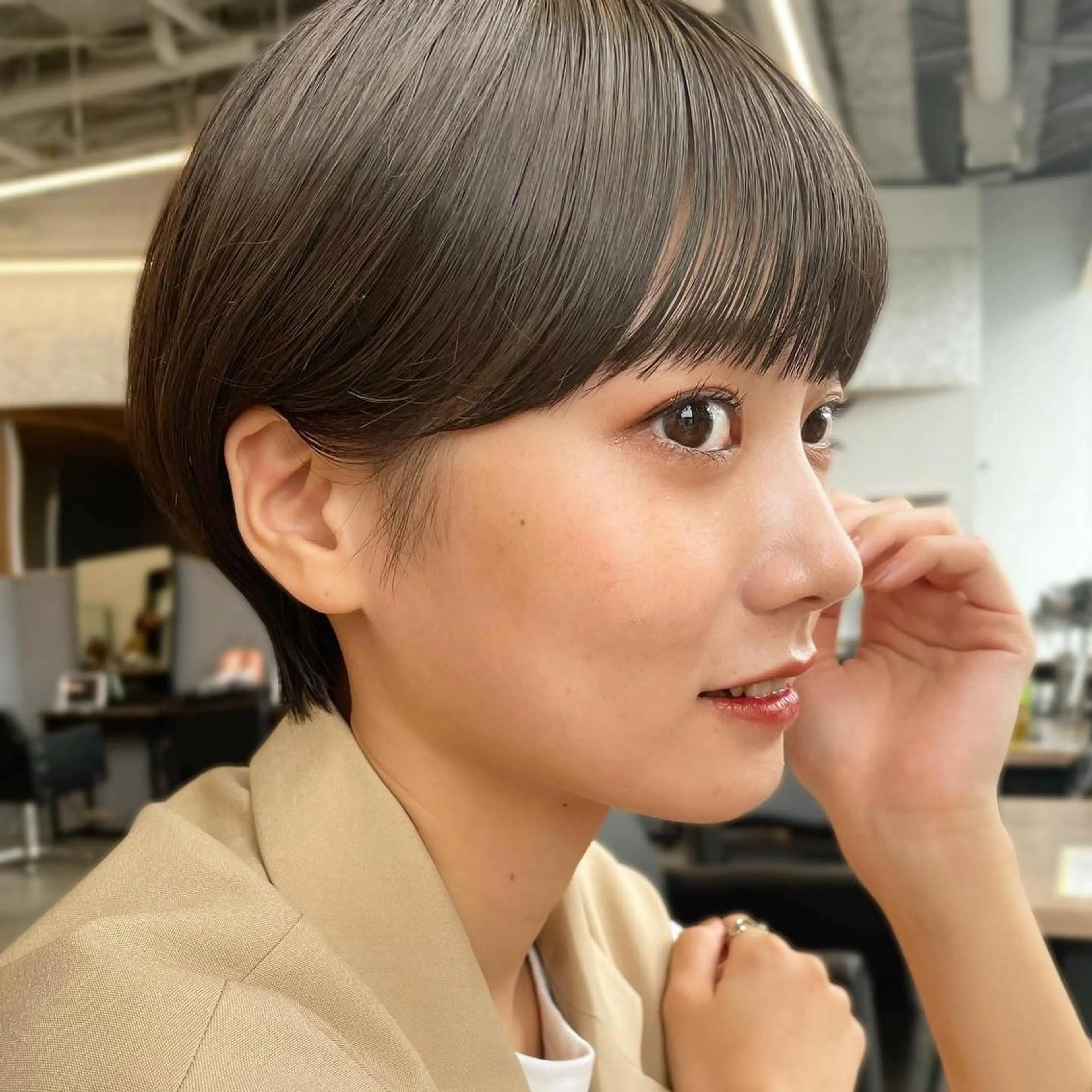 ショート カラー オリーブカラー ショートヘア レイヤー/ショート透 明感カラー/西田祐賀のヘアスタイル