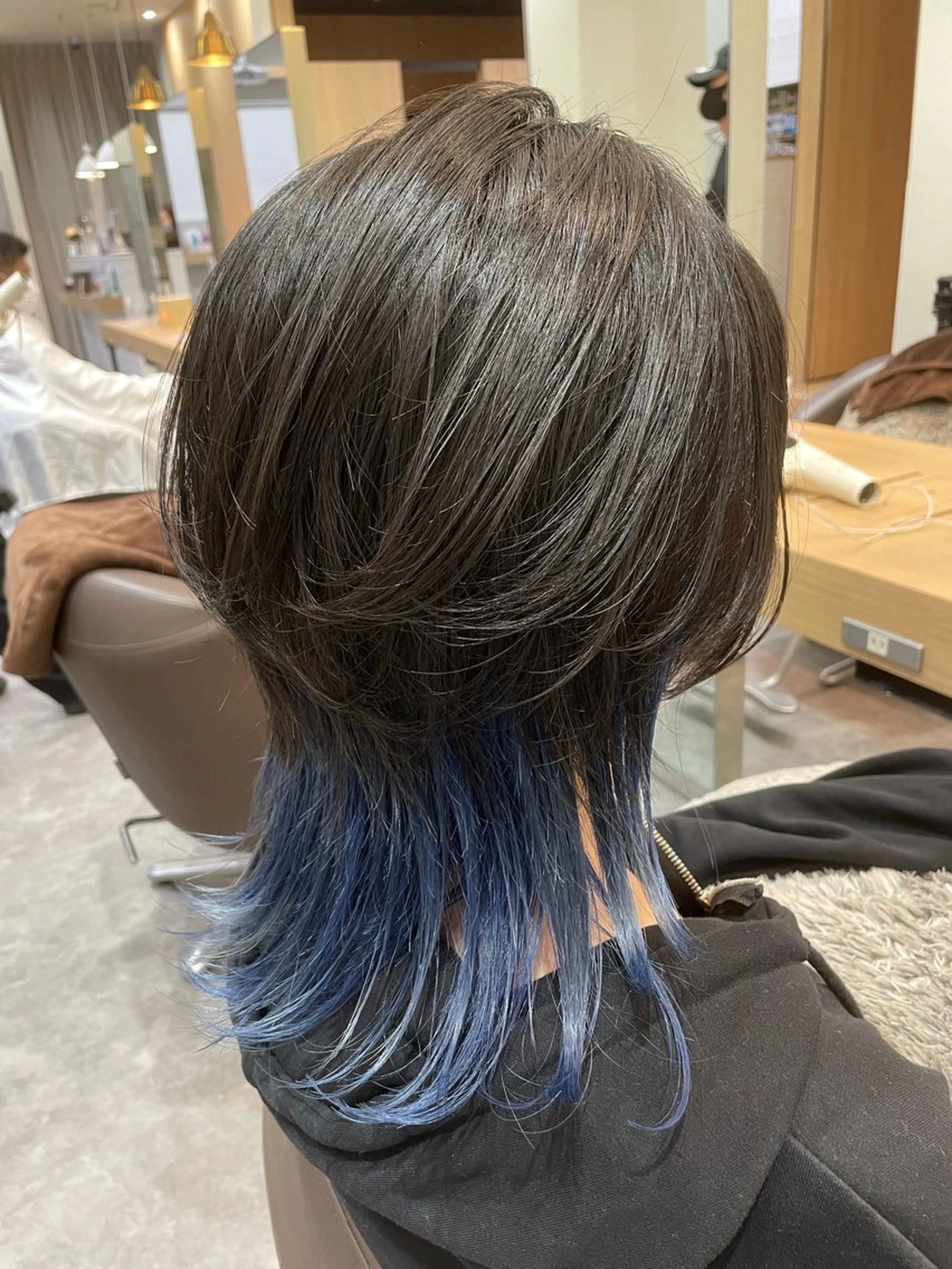 ミディアム カラー ブルーカラー インナーカラー ウルフカット カット ヘアカラー Amour なぐらのヘアスタイル