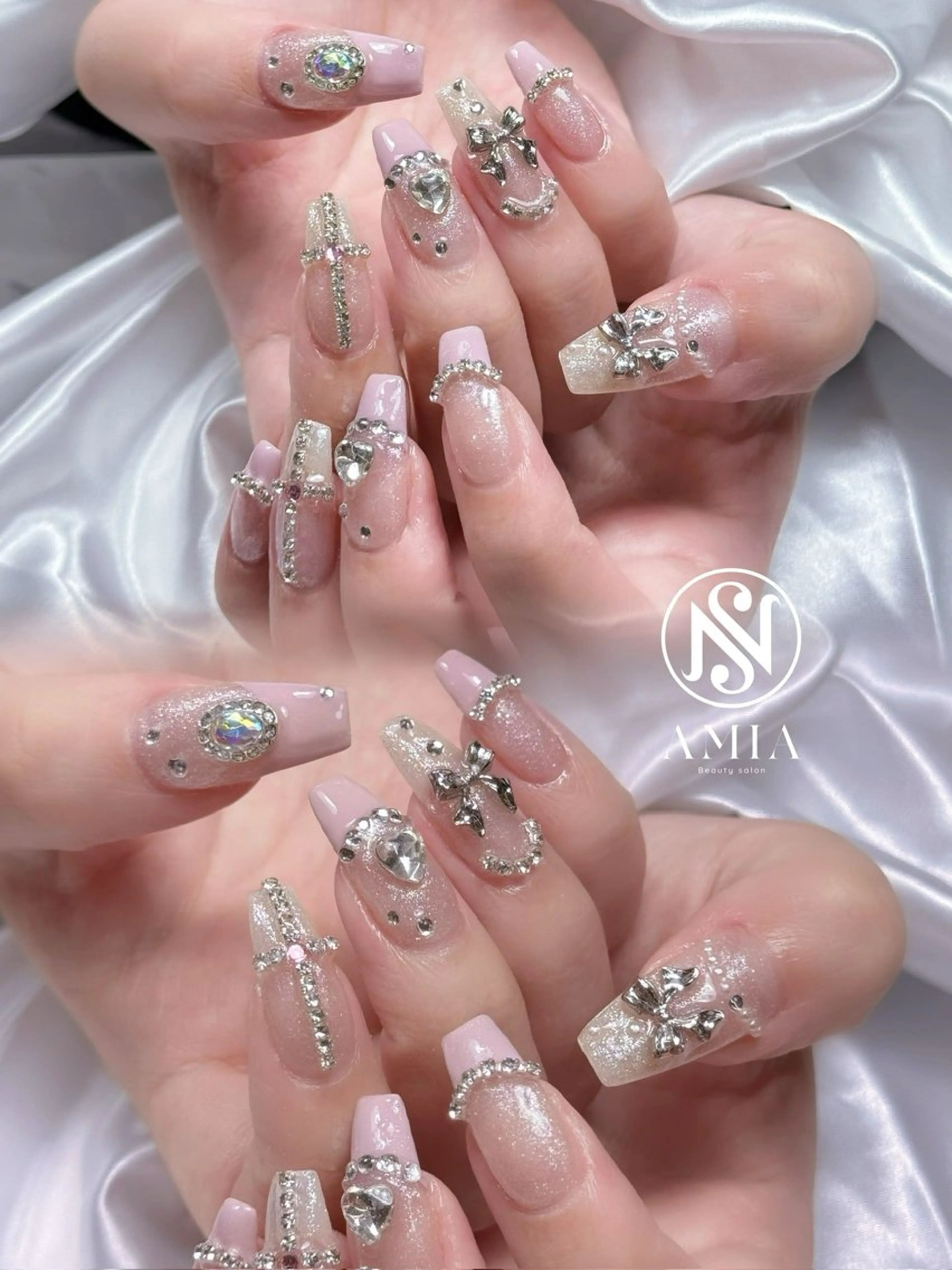 ミディアム ハンドネイル AMIA BEAUTY SALON所属・🌟AMIA BEAUTY🌟のネイルデザイン