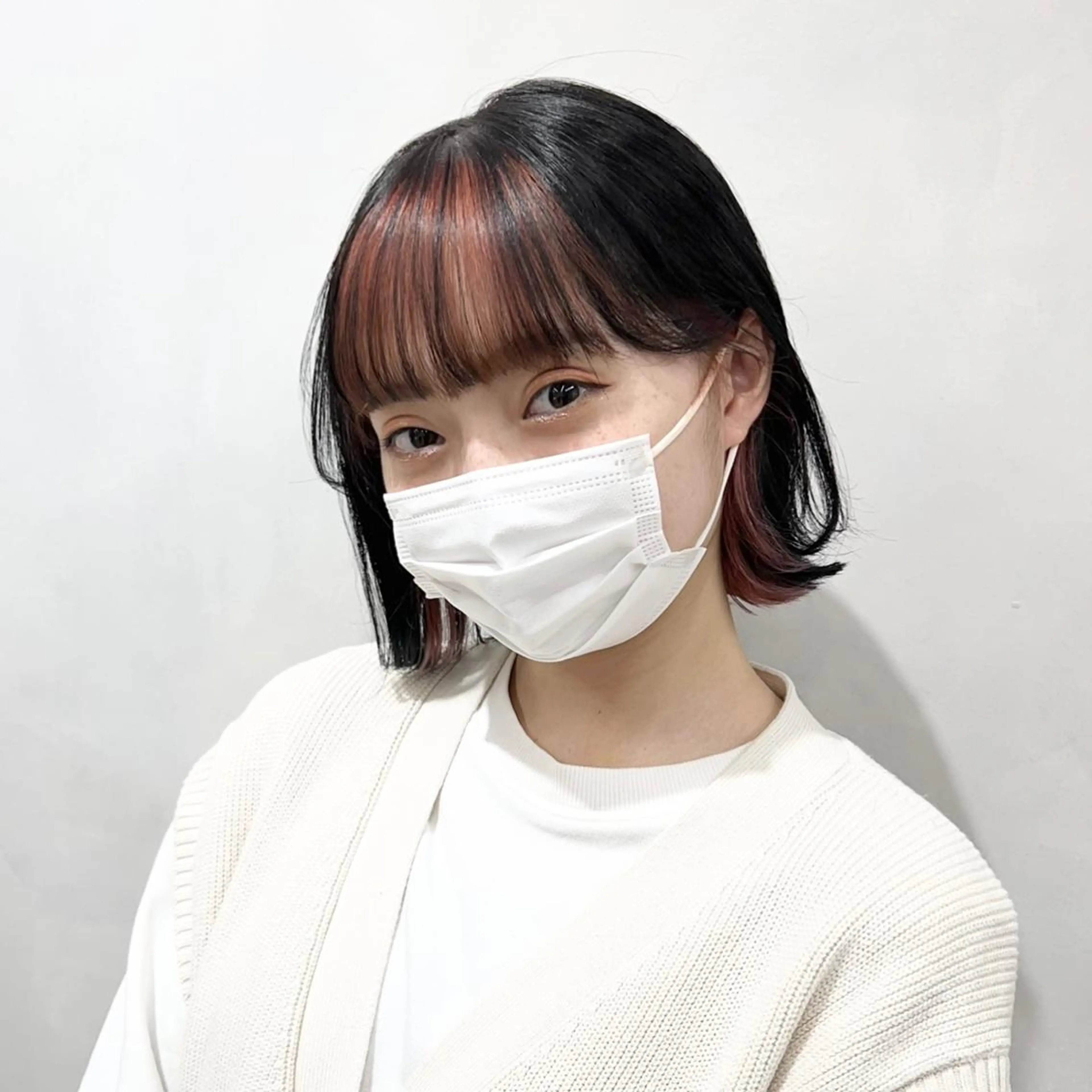 ショート カラー 切りっぱなしボブ カシス イヤリングカラー インナーカラー レッドカラー ヘアカラー 🩵ブリーチカラー 🐈MIORI🩵のヘアスタイル