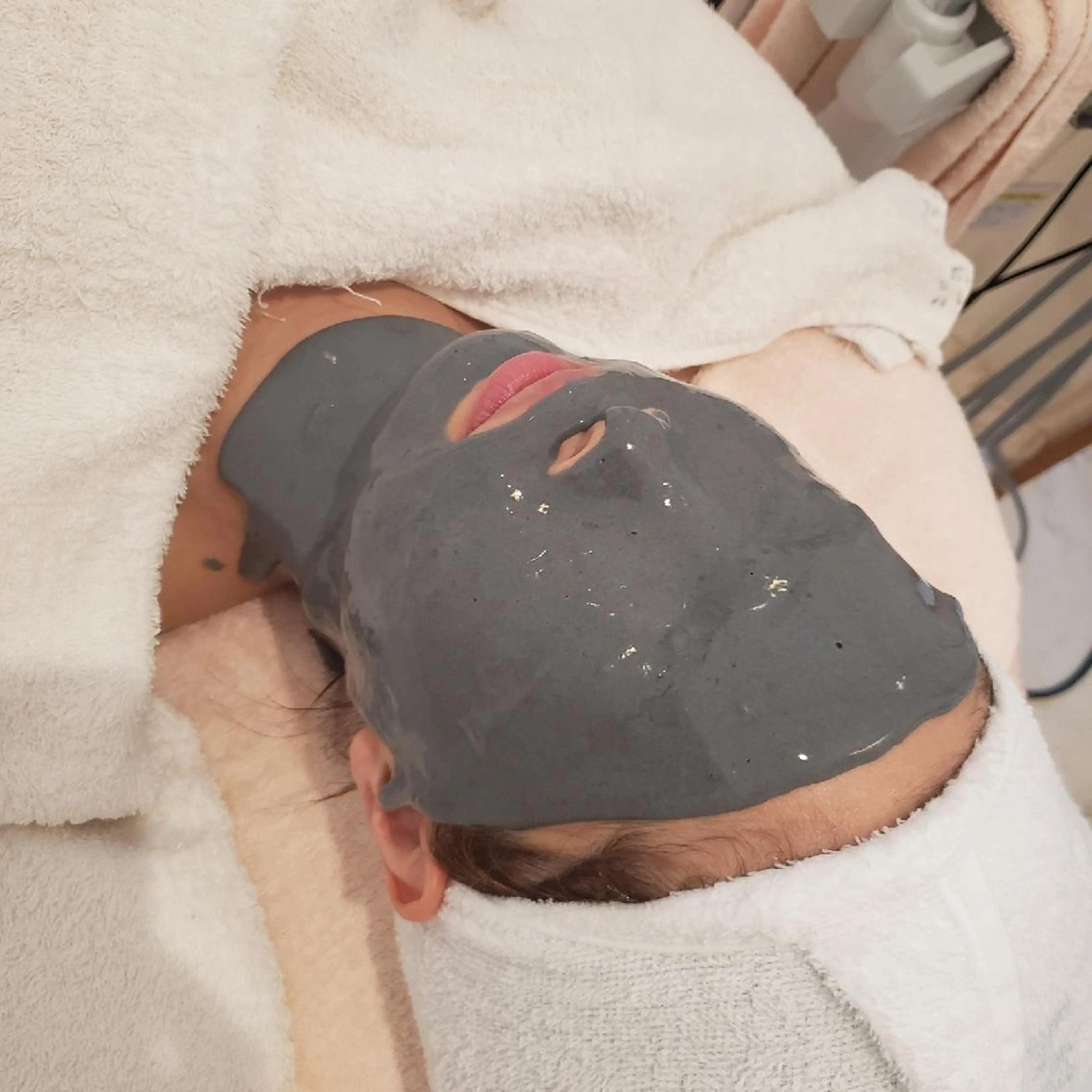 (炭の力で毛穴の汚れを吸着、滑らか肌へ)クリーンパック＋アドバンスコースの写真