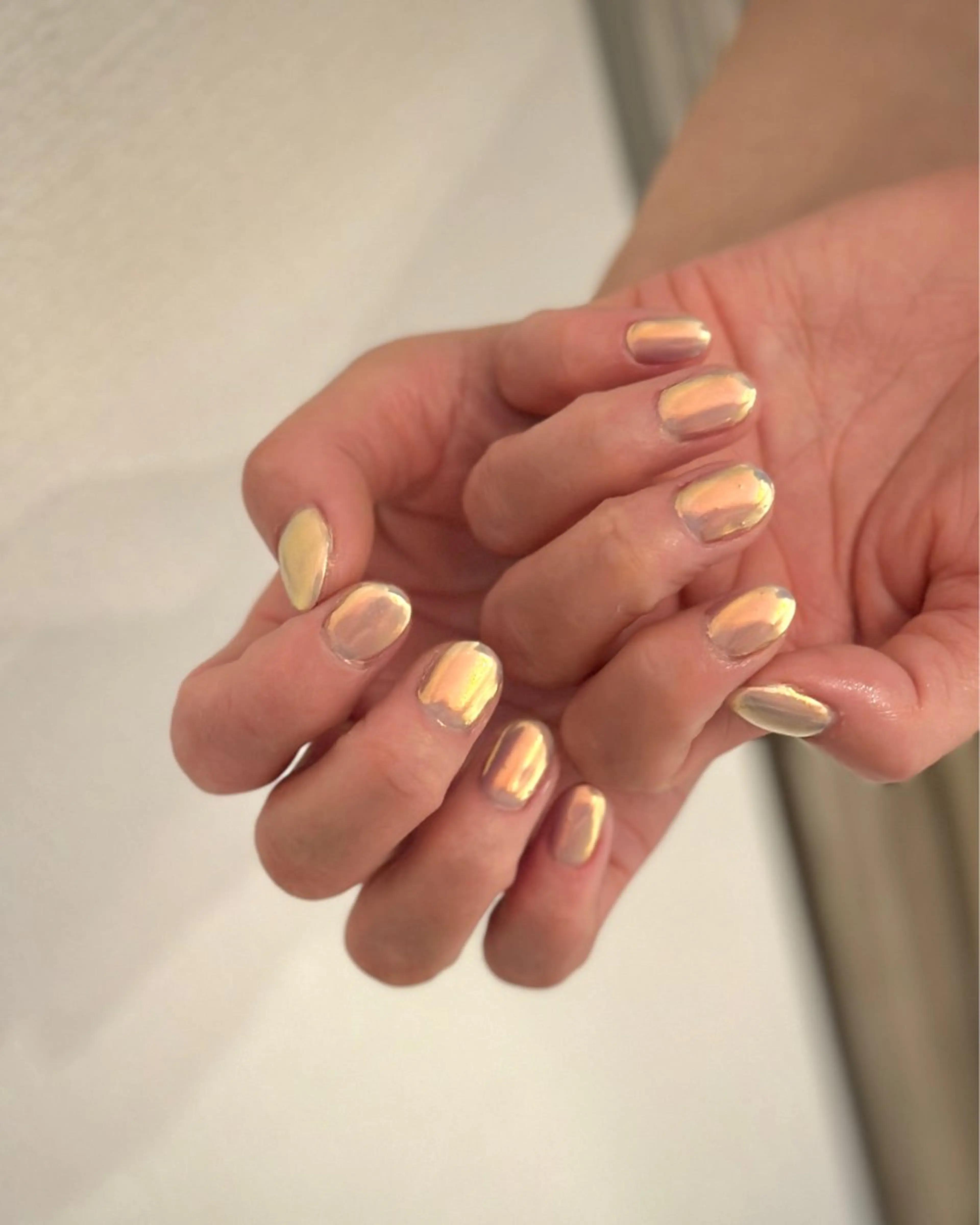 ネイル オーロラネイル ミラーネイル 春ネイル ハンドネイル ハンドケア private. nailsalonのネイルデザイン