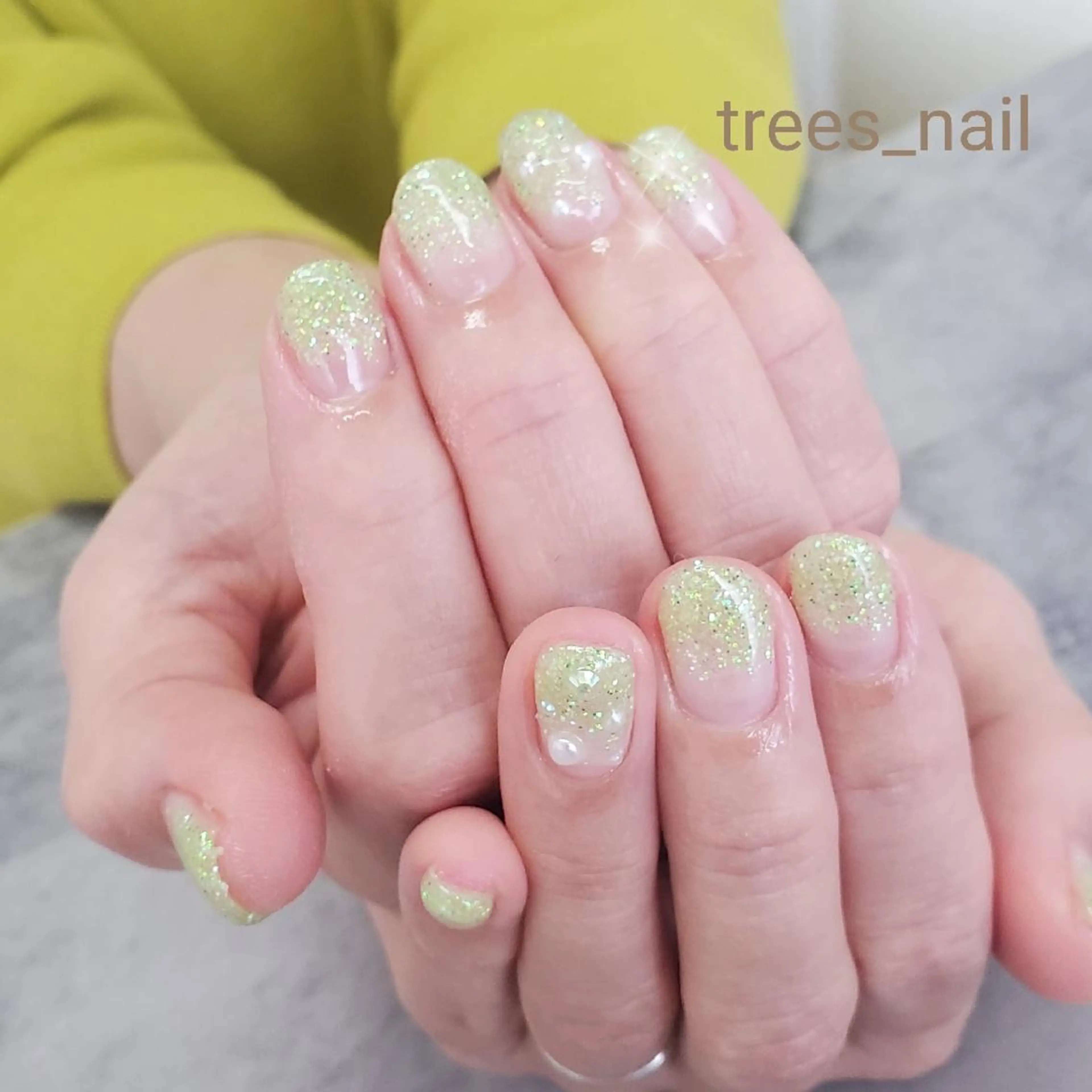 ネイル グラデーション グリーン ラメ(グリッター) シンプルネイル 春ネイル trees_ nailのネイルデザイン