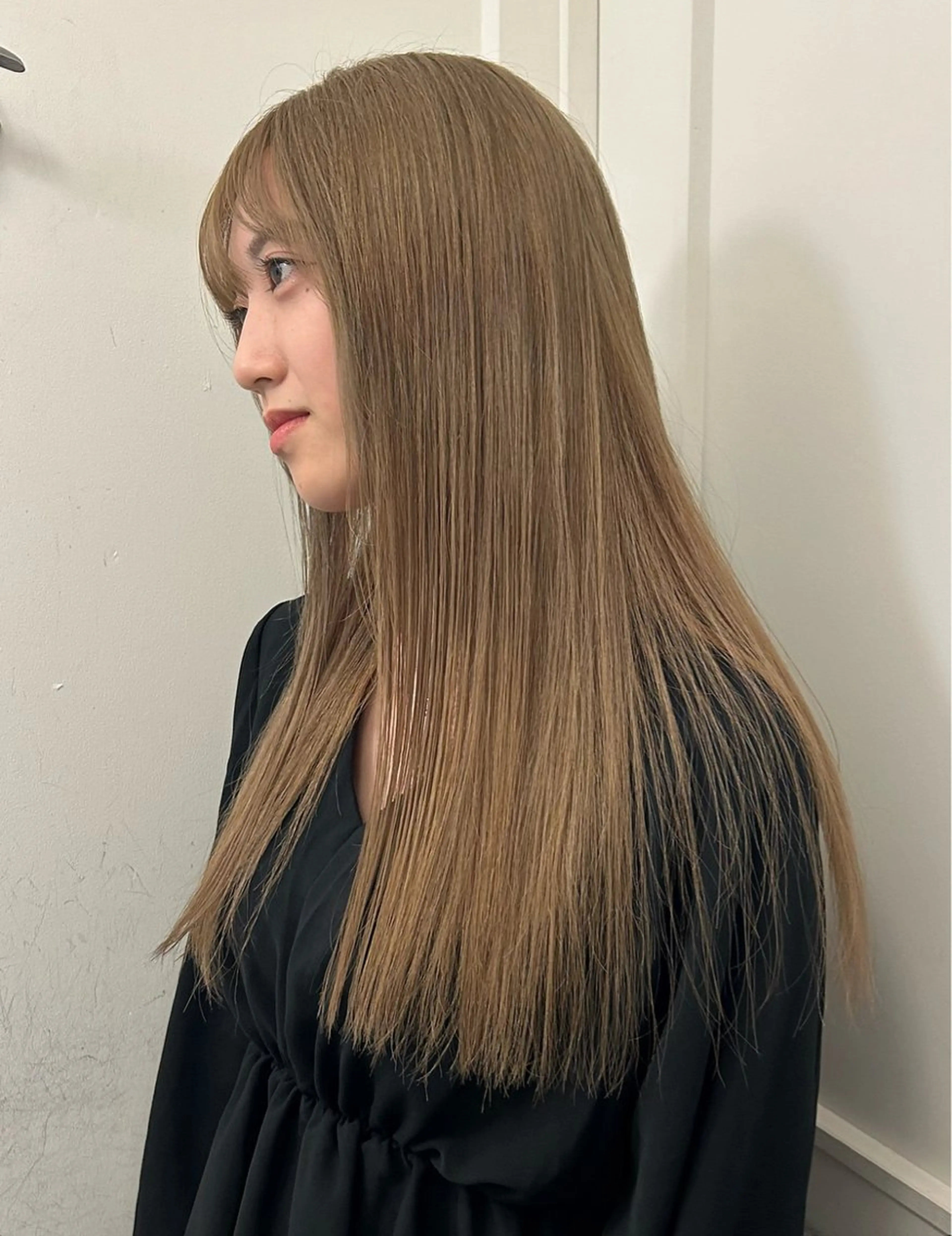 ロング カラー ベージュカラー ブリーチ ミルクティーベージュ yewscent / konaのヘアスタイル