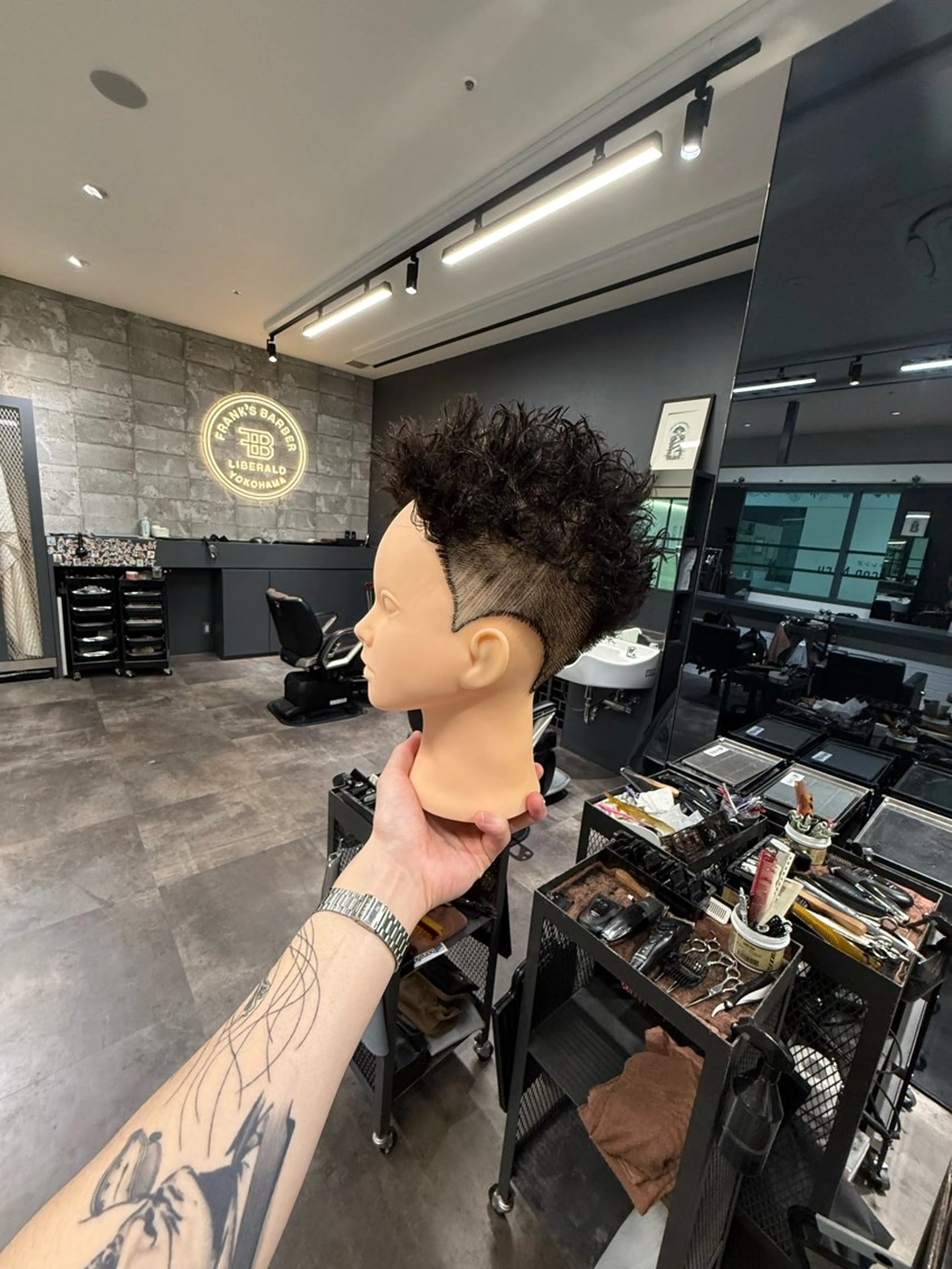 ショート パーマ メンズ フェードカット メンズパーマ トミヤマ シュウトのヘアスタイル