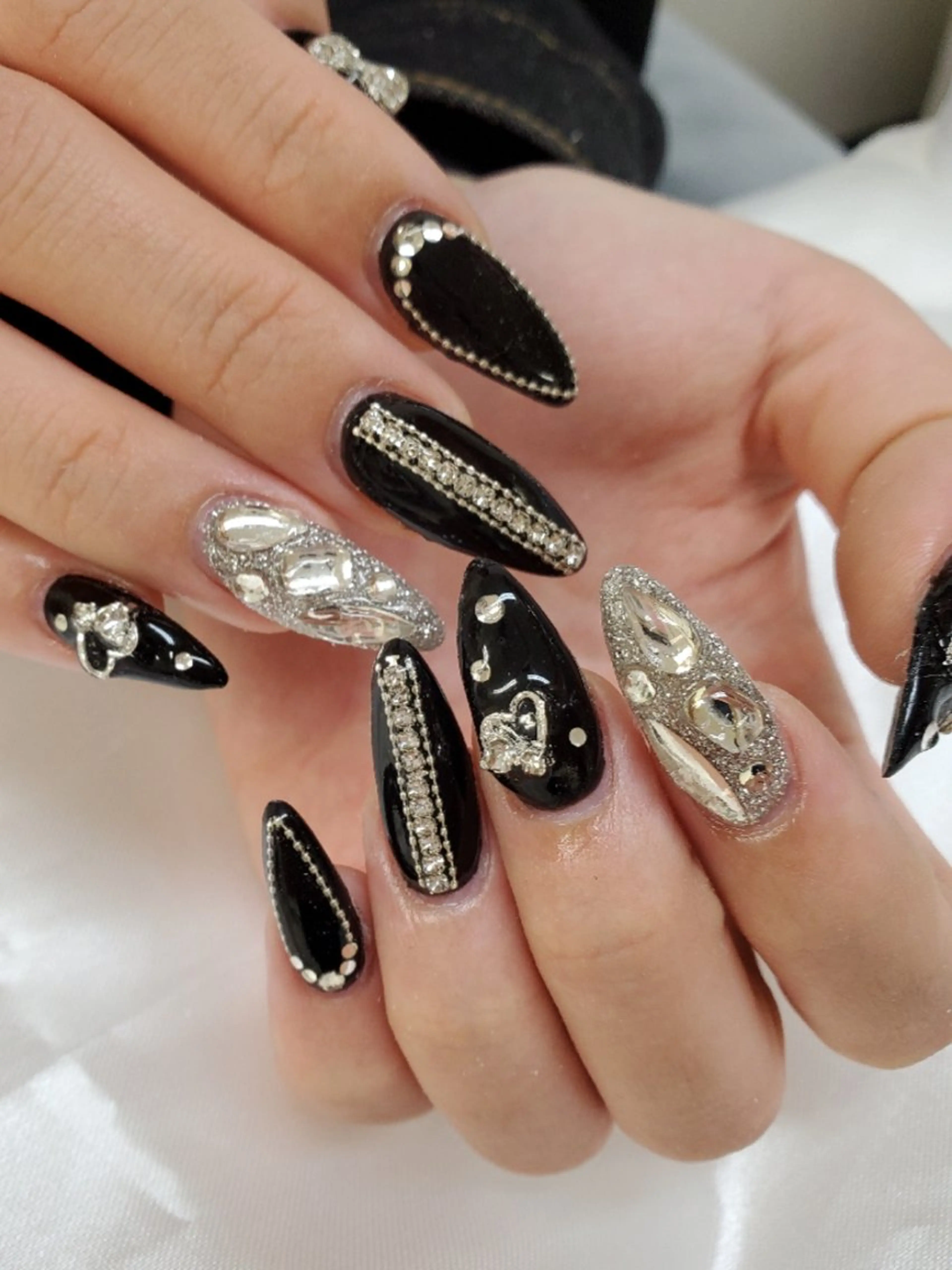 ネイル キラキラネイル シルバー ワンホンネイル ハンドネイル Nail 🌱TSUBASAのネイルデザイン