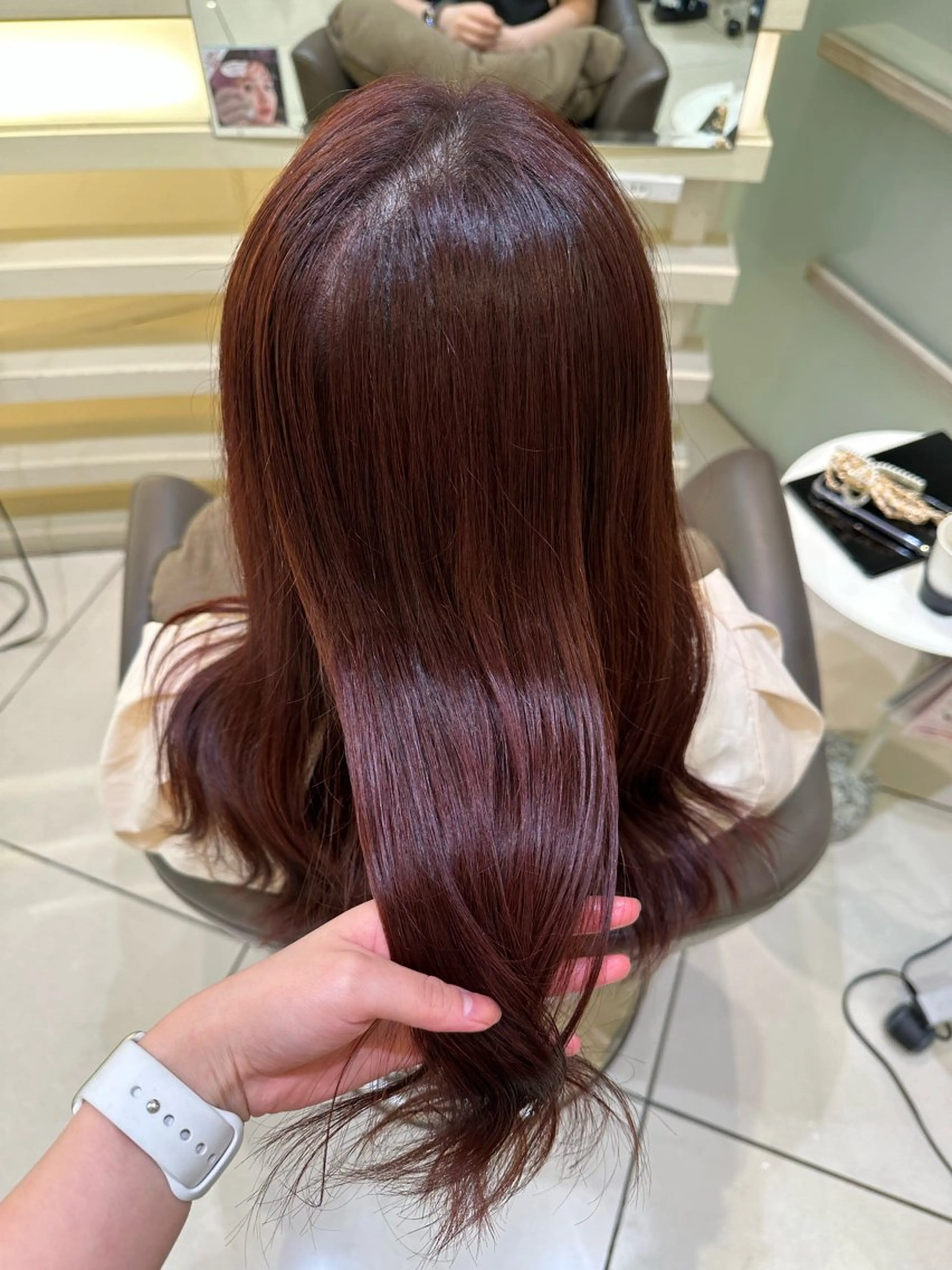 ミディアム カラー タイトボブ個性派カラ ーAKANEのヘアスタイル