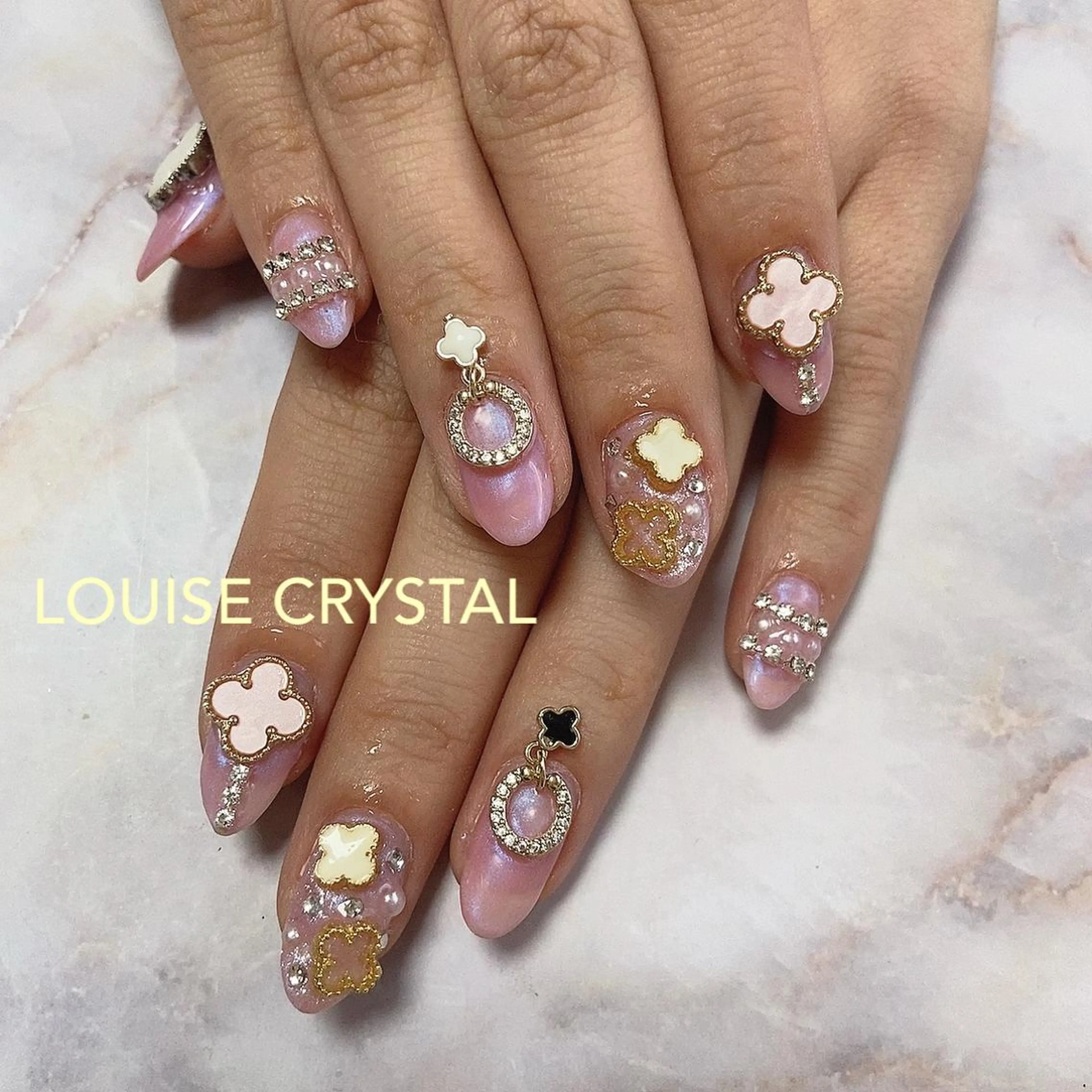 ネイル ハンドネイル LOUISE CRYSTALのネイルデザイン