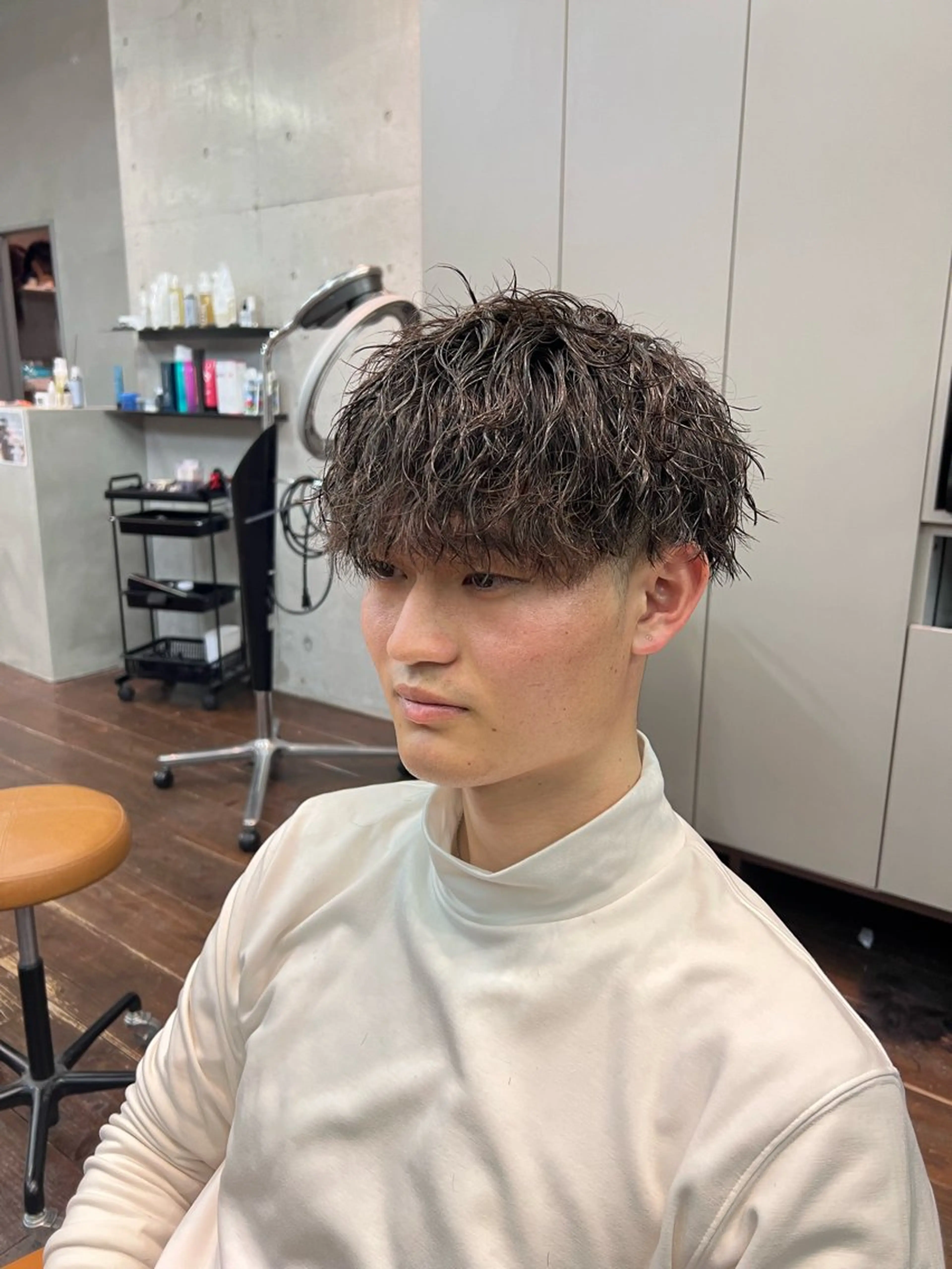 ミディアム パーマ メンズ ミディアムパーマ メンズブリーチ メンズハイトーン メンズパーマ ツイストスパイラルパーマ カット パーマ メンズ特化美容師 /たけしのヘアスタイル