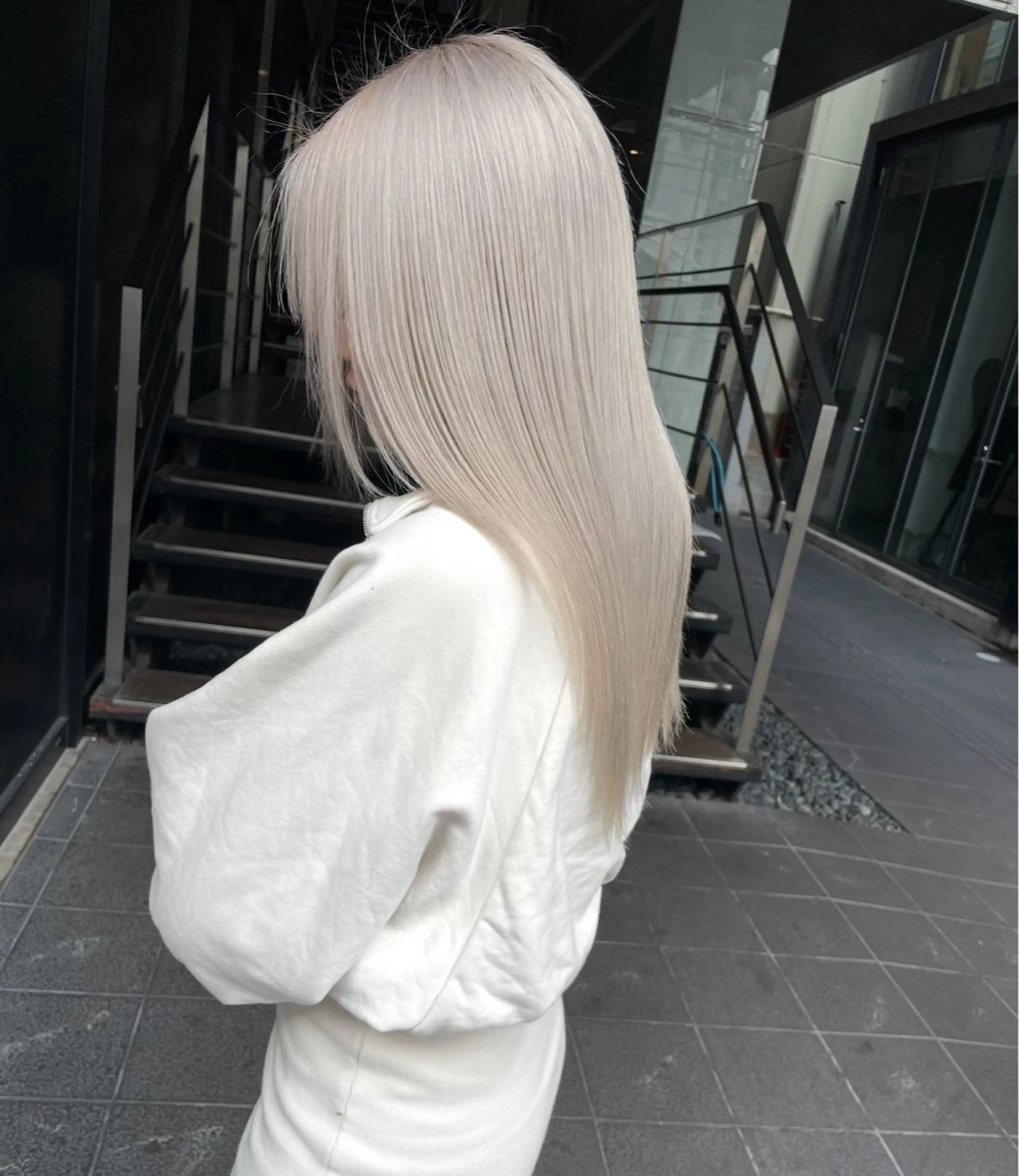 ロング カラー ヘアカラー トリートメント Lond Le'a /ハイトーンカラーのヘアスタイル