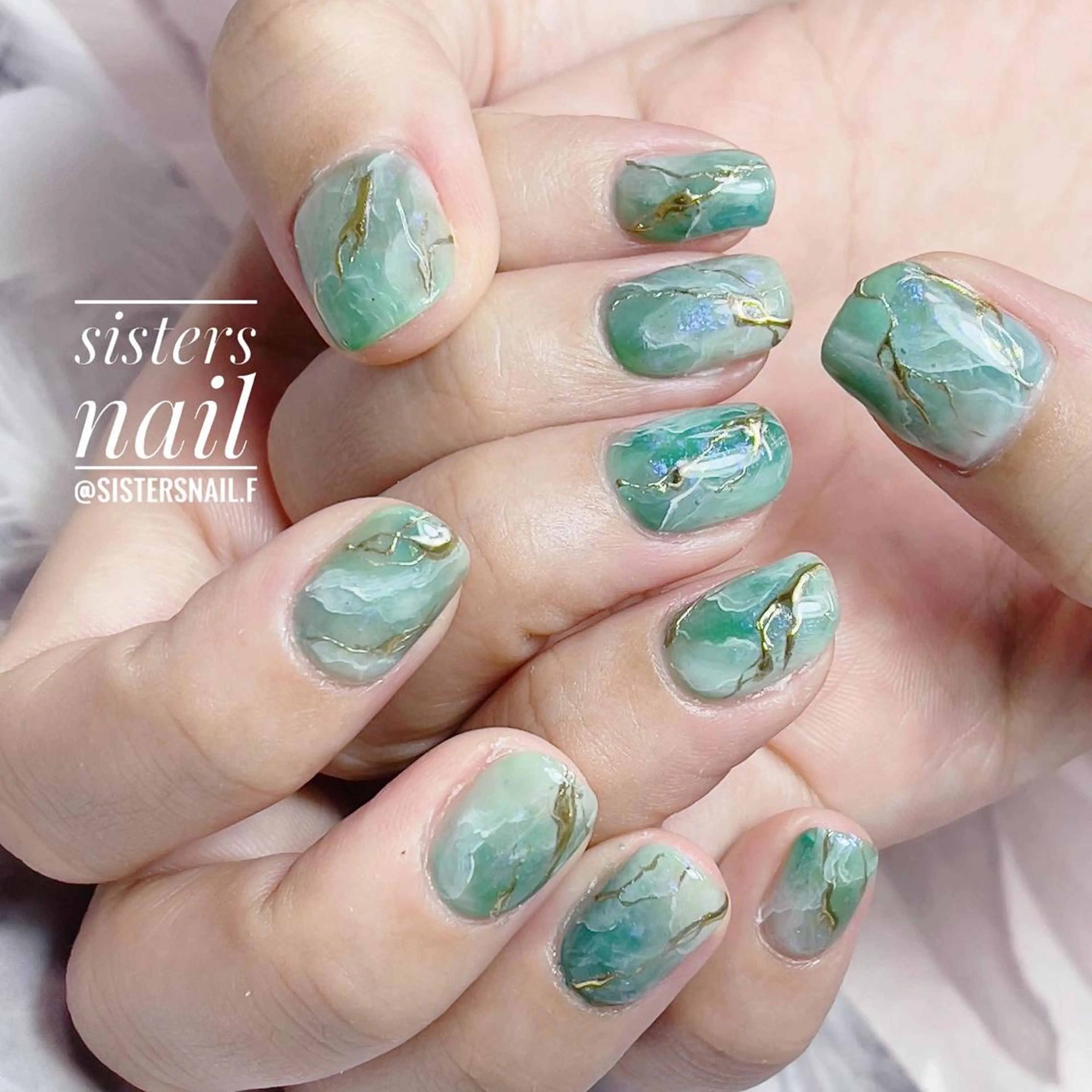 ネイル アートネイル グリーン キラキラネイル ニュアンスネイル sisters nail.fのネイルデザイン