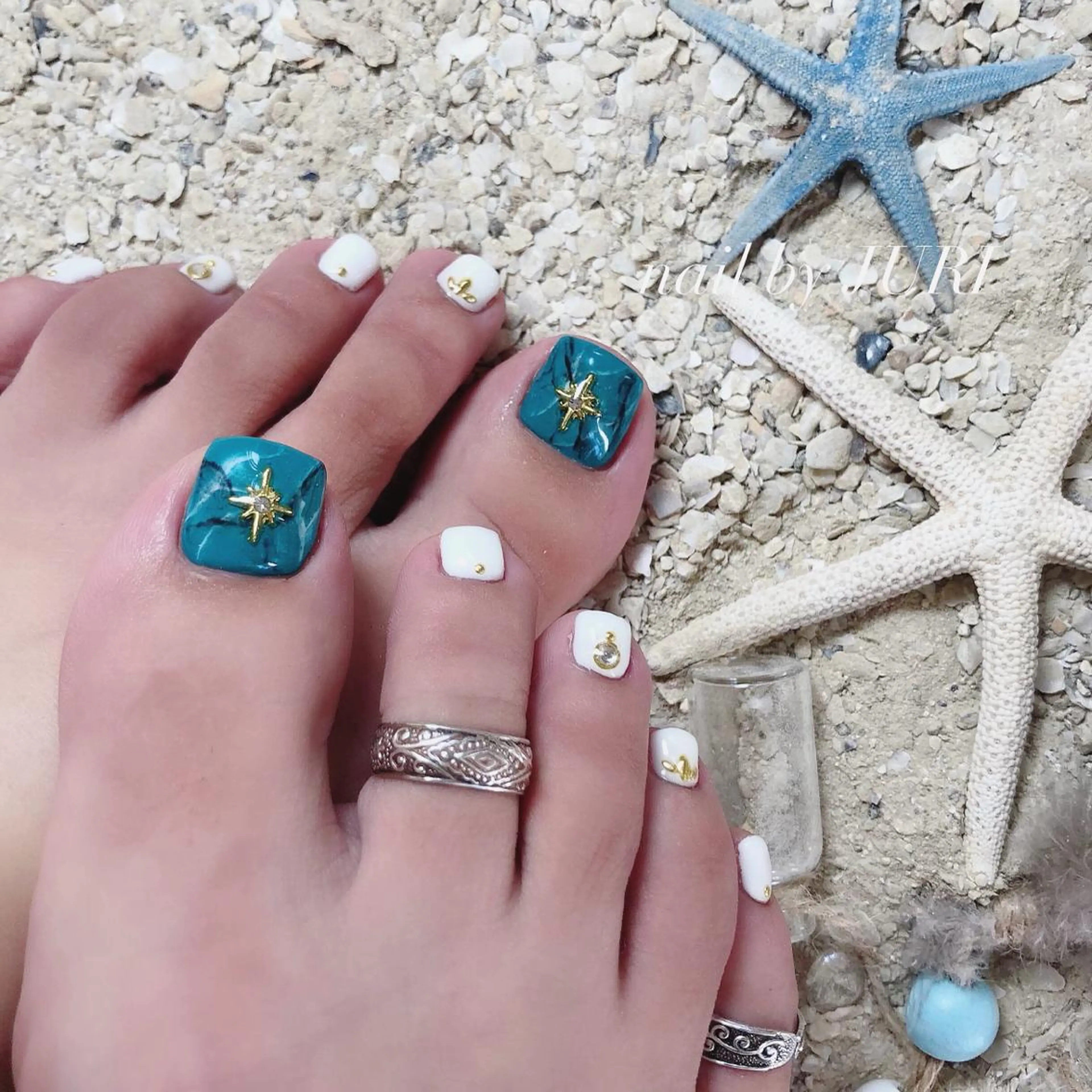 ネイル フットネイル フレンチネイル ジェルネイル ラメ(グリッター) ラメグラデーション NEO Beauty Salon所属・𝐍𝐄𝐎 𝐉𝐔𝐑𝐈のネイルデザイン