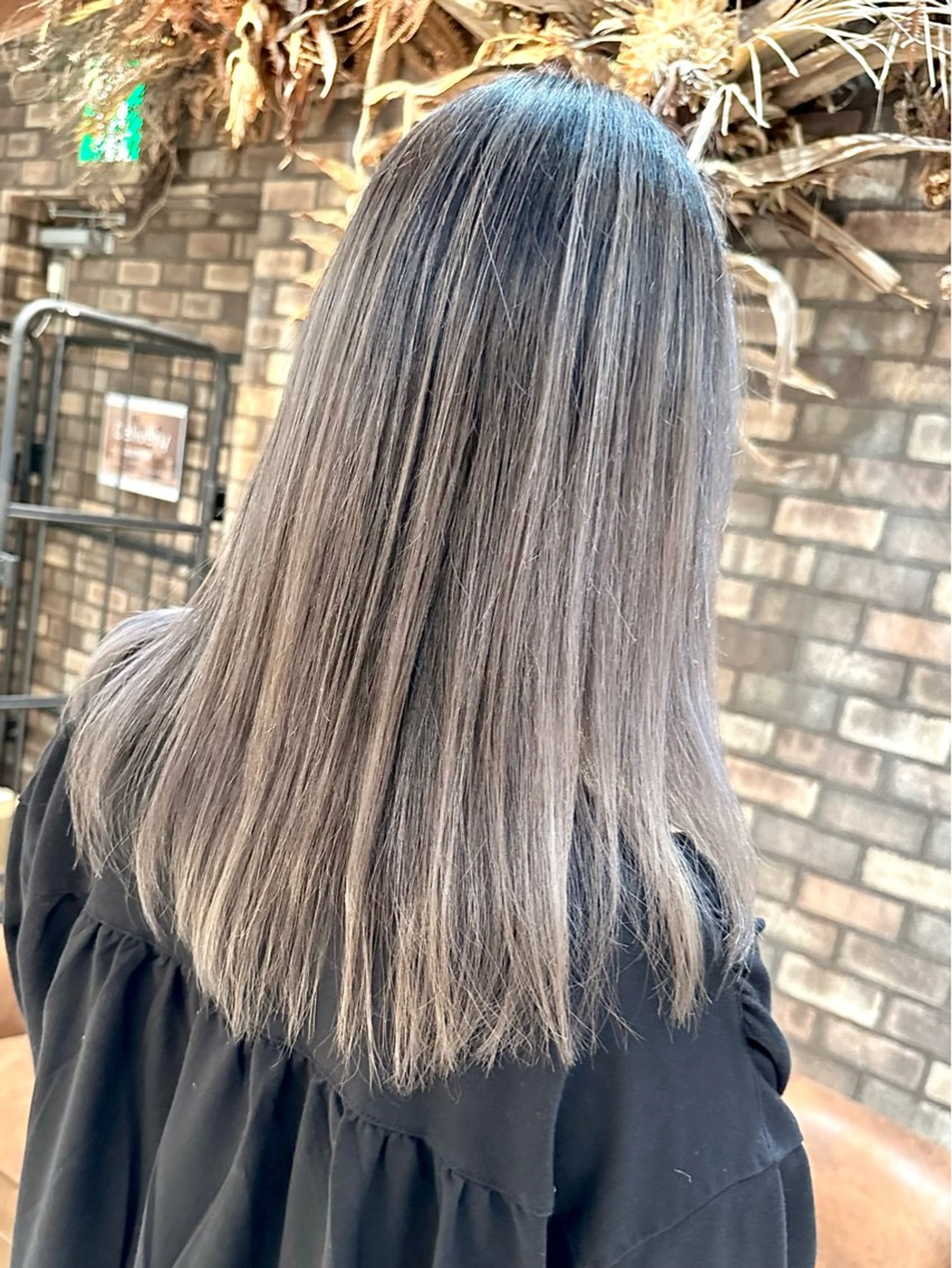 セミロング レイヤーカット 🔷ブリーチバレイヤ ージュ🔷飯野達也のヘアスタイル