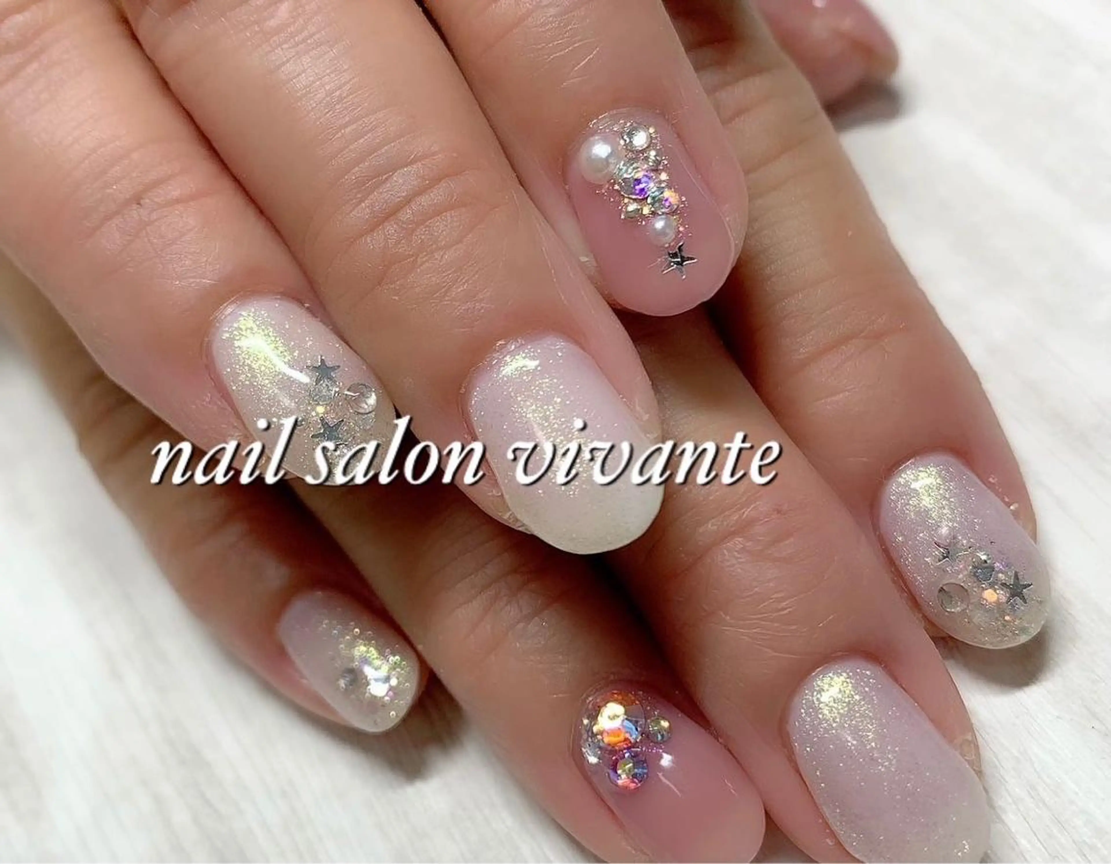 ネイル キラキラネイル 持ち込み ストーンネイル 冬ネイル クリスマス nail salon vivanteのネイルデザイン