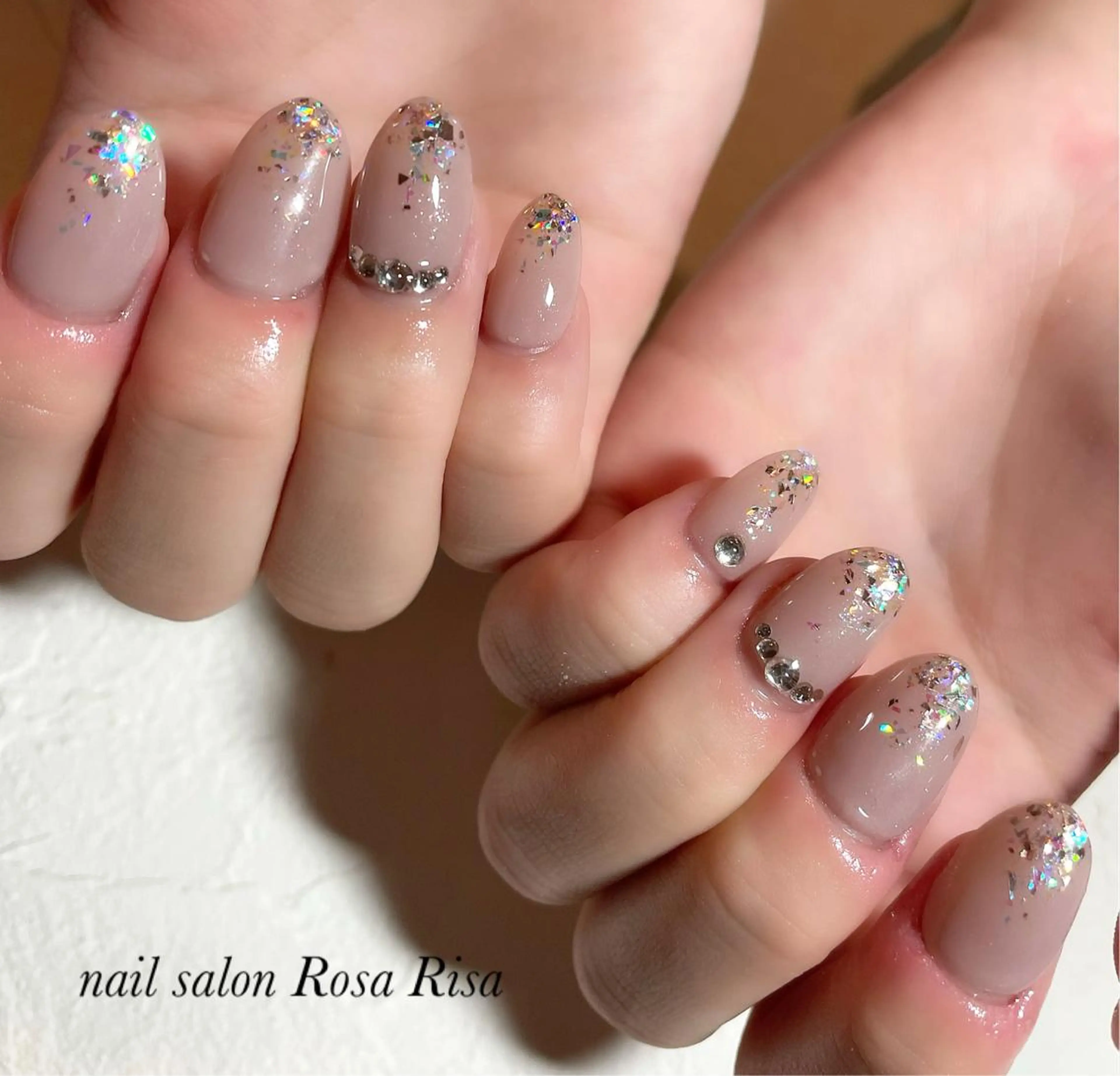 ミディアム ネイル キラキラネイル ネイルスタジオ シェイクユアハンズのネイルデザイン