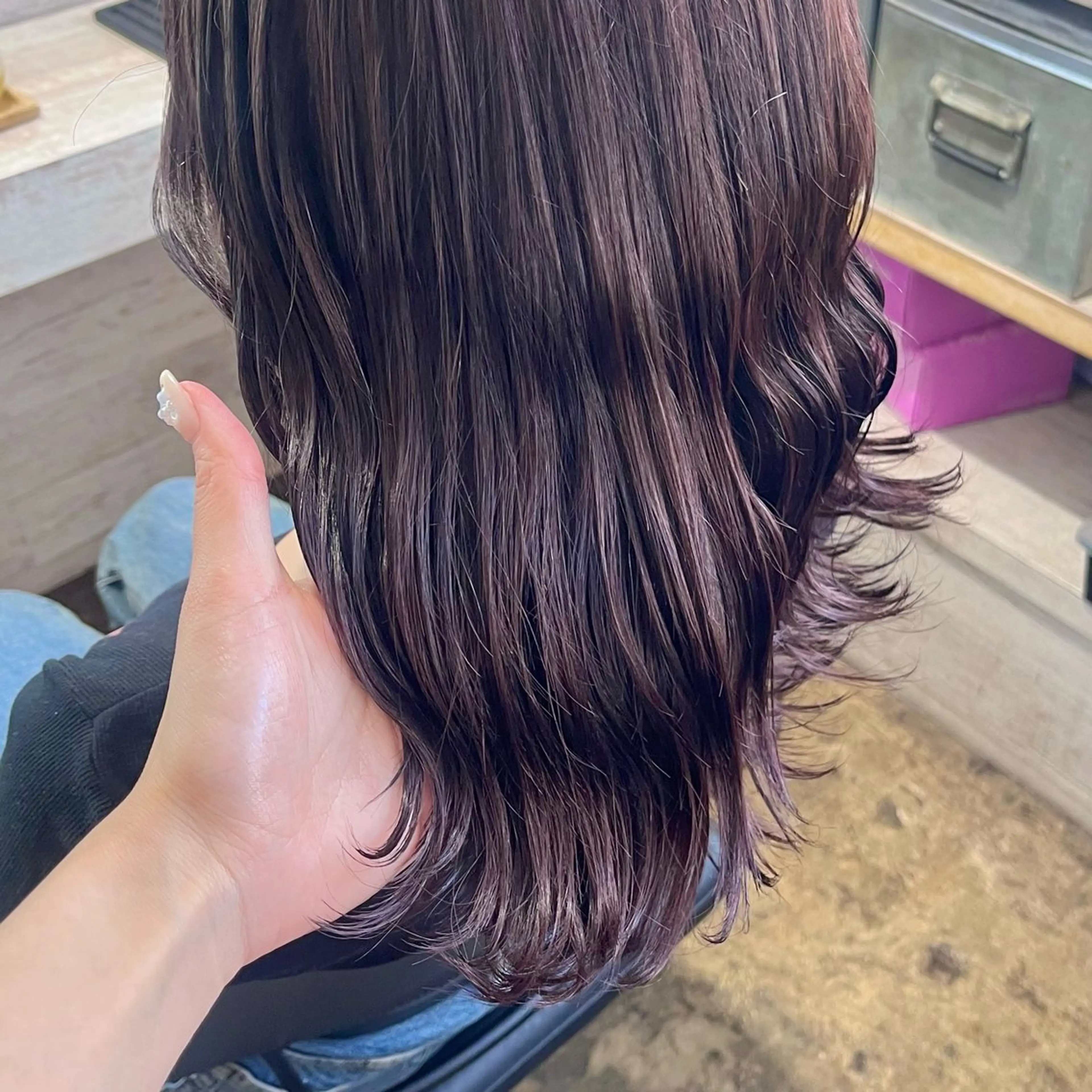 ミディアム カラー 伊藤 玲衣のヘアスタイル