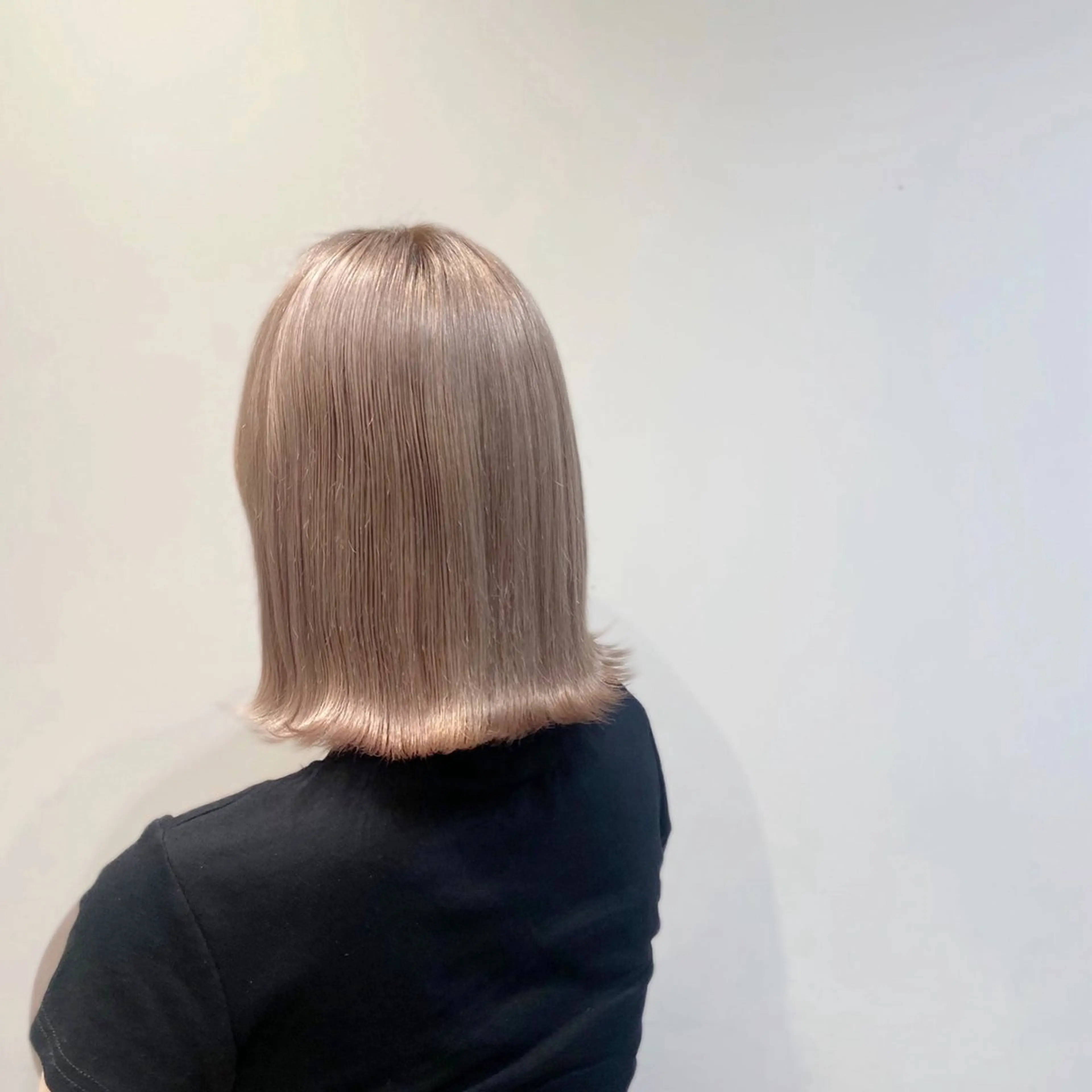 ミディアム カラー ベージュカラー ホワイトベージュ 外ハネヘア 末吉 帆華 AMELY呉服町店のヘアスタイル