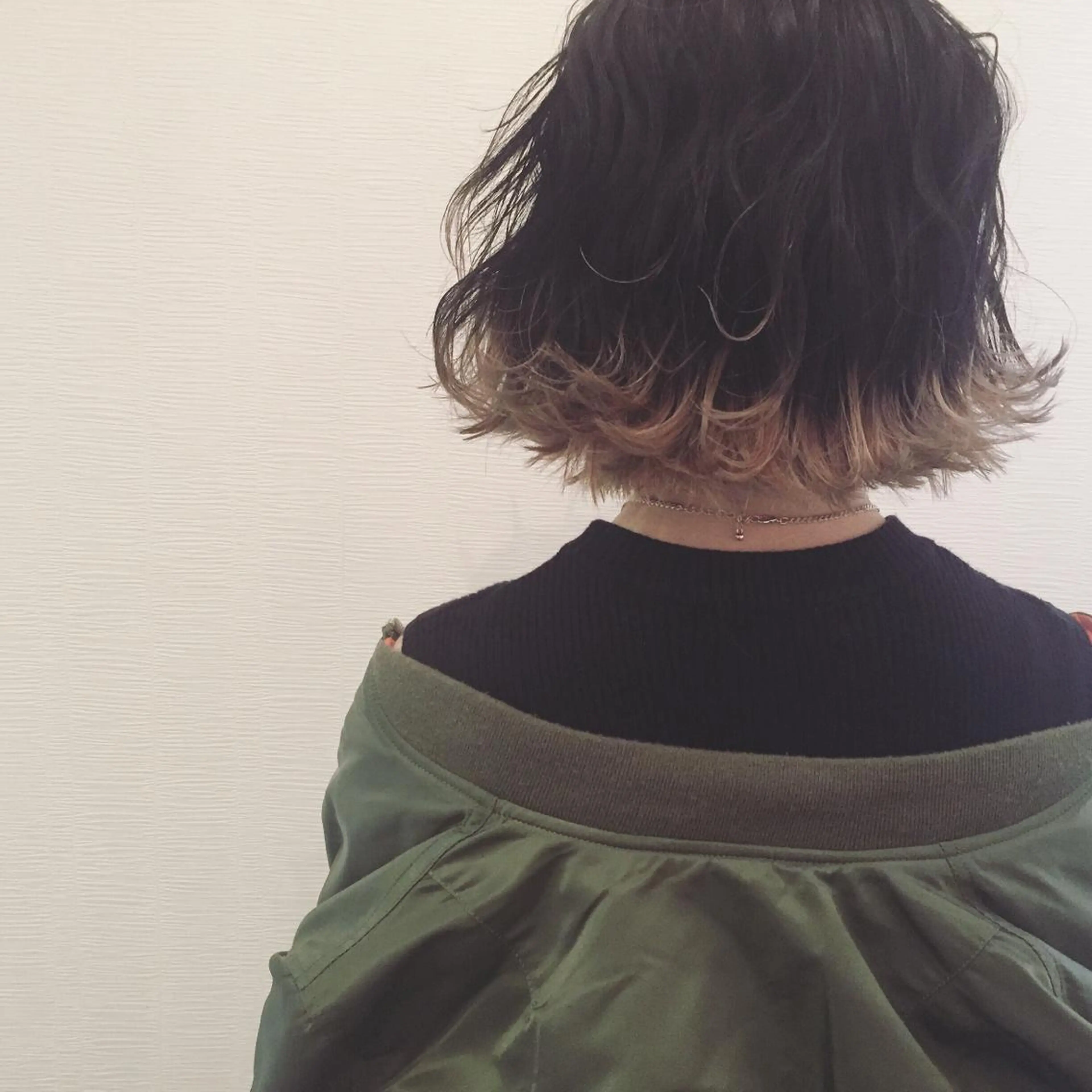 ミディアム カラー 黒髪 ブリーチ ダブルカラー パープルカラー シルバー 池田 真由美のヘアスタイル