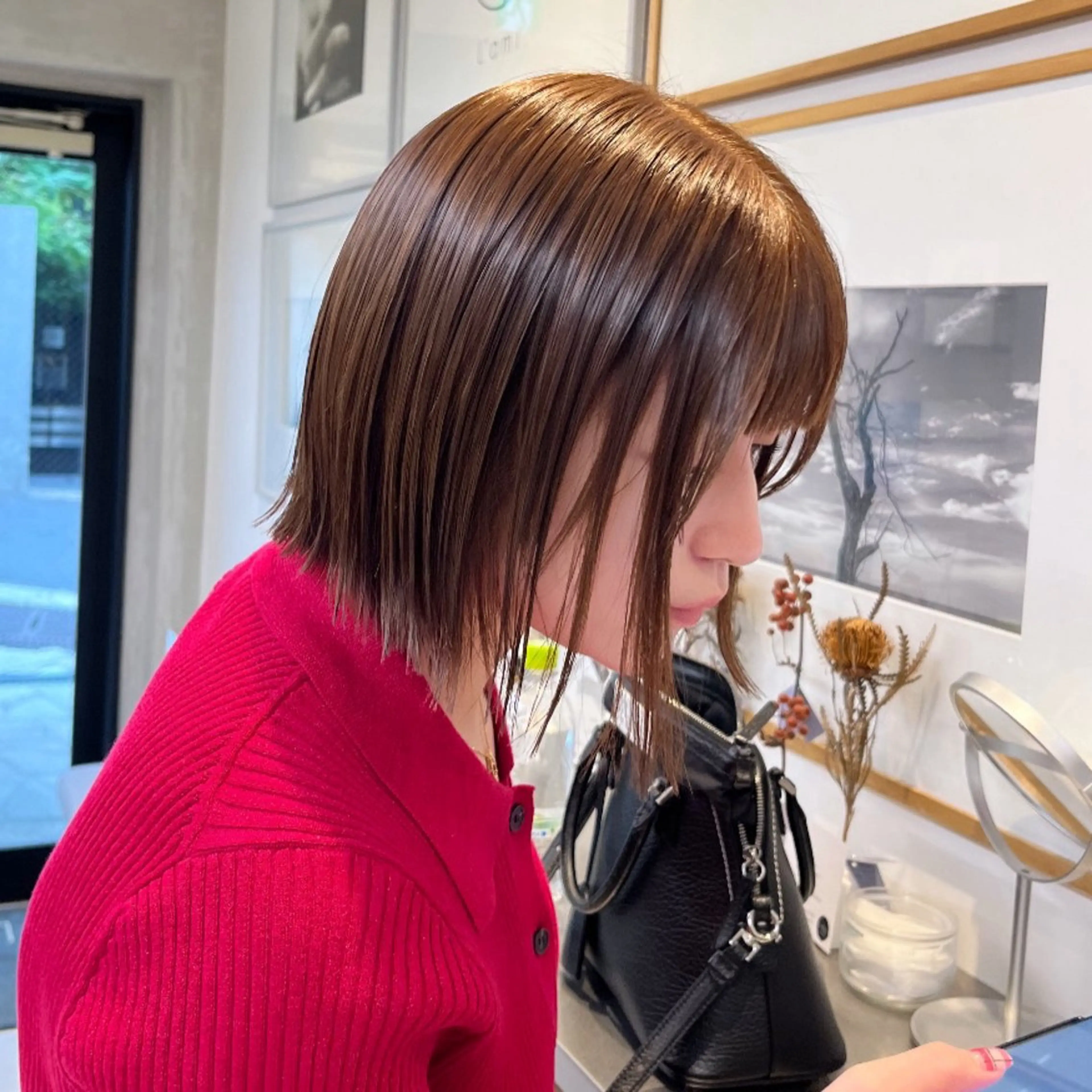 ショート カラー ベージュカラー 透明感カラー オリーブベージュ ボブ 外ハネヘア ヘアカラー トリートメント ヘッドスパ ヘアセット カジュアルを女っぽく 𝗮𝘆𝗮𝗰𝗼のヘアスタイル