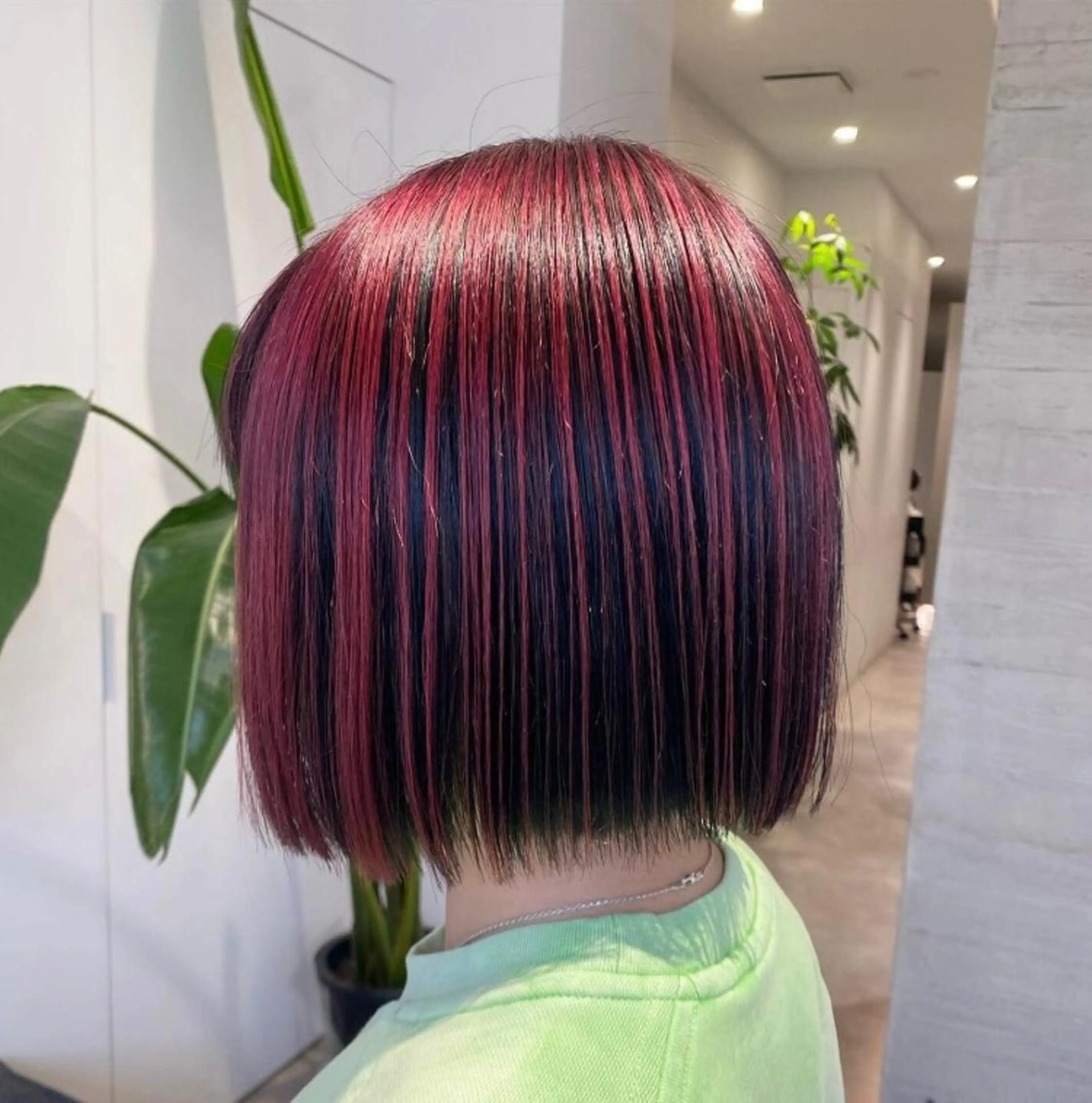 ショート カラー サキ🤍ハイトーン 🩰くびれ巻きヘアのヘアスタイル