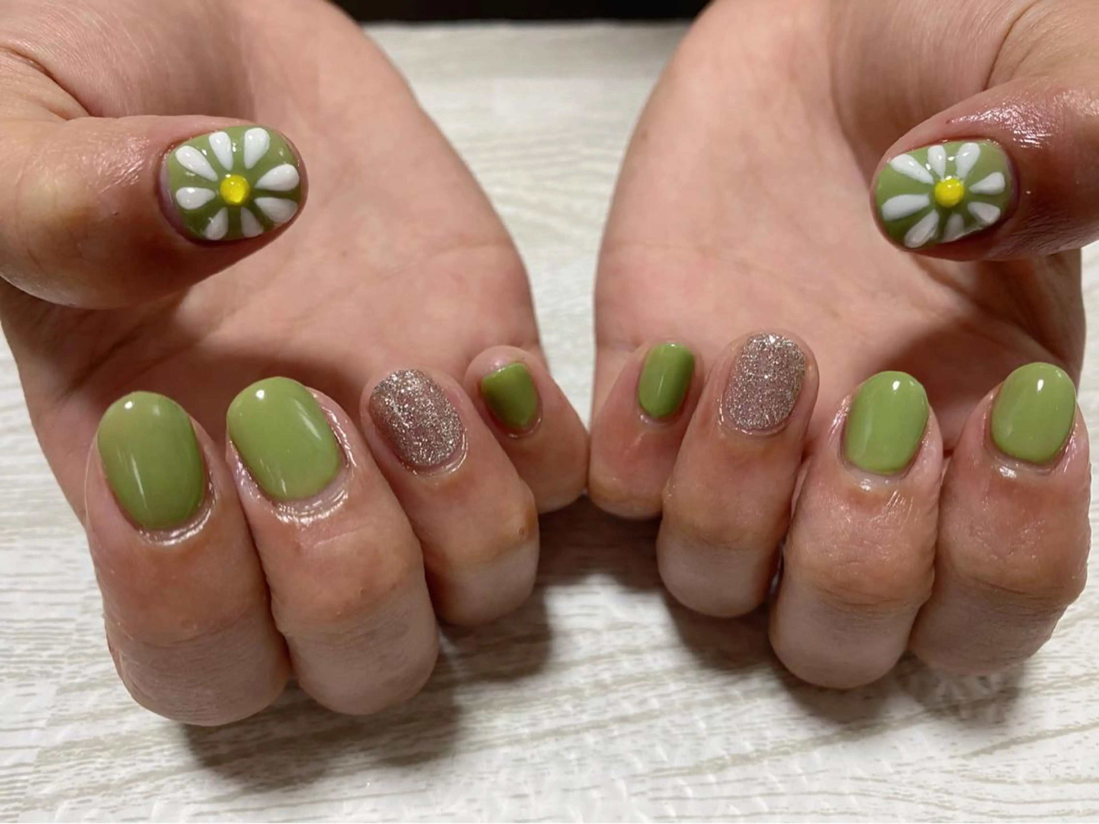 ネイル フラワーネイル グリーン ピスタチオネイル ぷっくりネイル ハンドネイル Ulu  Nail 🌱MOMOKAのネイルデザイン