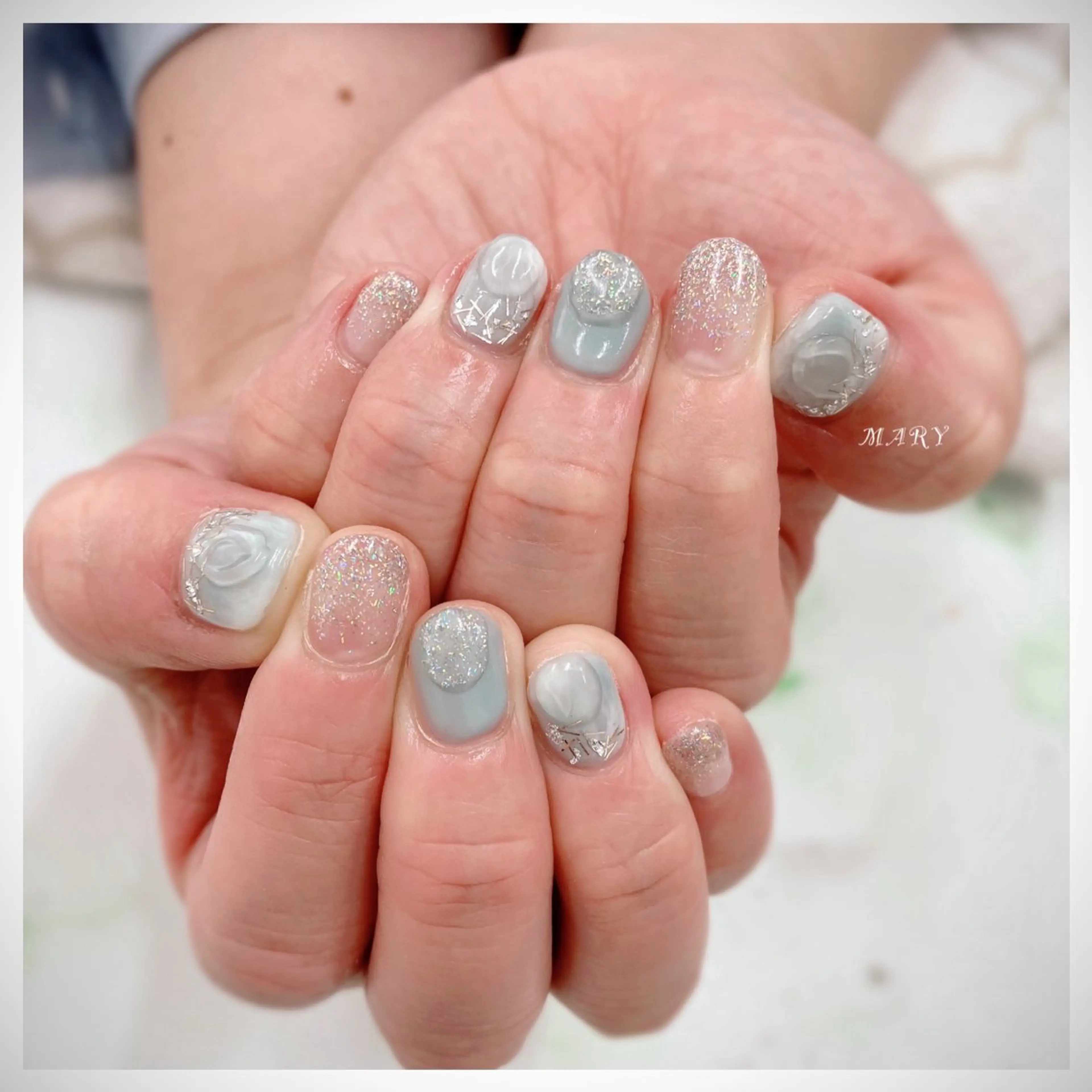 ネイル フラッシュネイル キラキラネイル 水色 ニュアンスネイル ハンドネイル Mary nail .narumiのネイルデザイン
