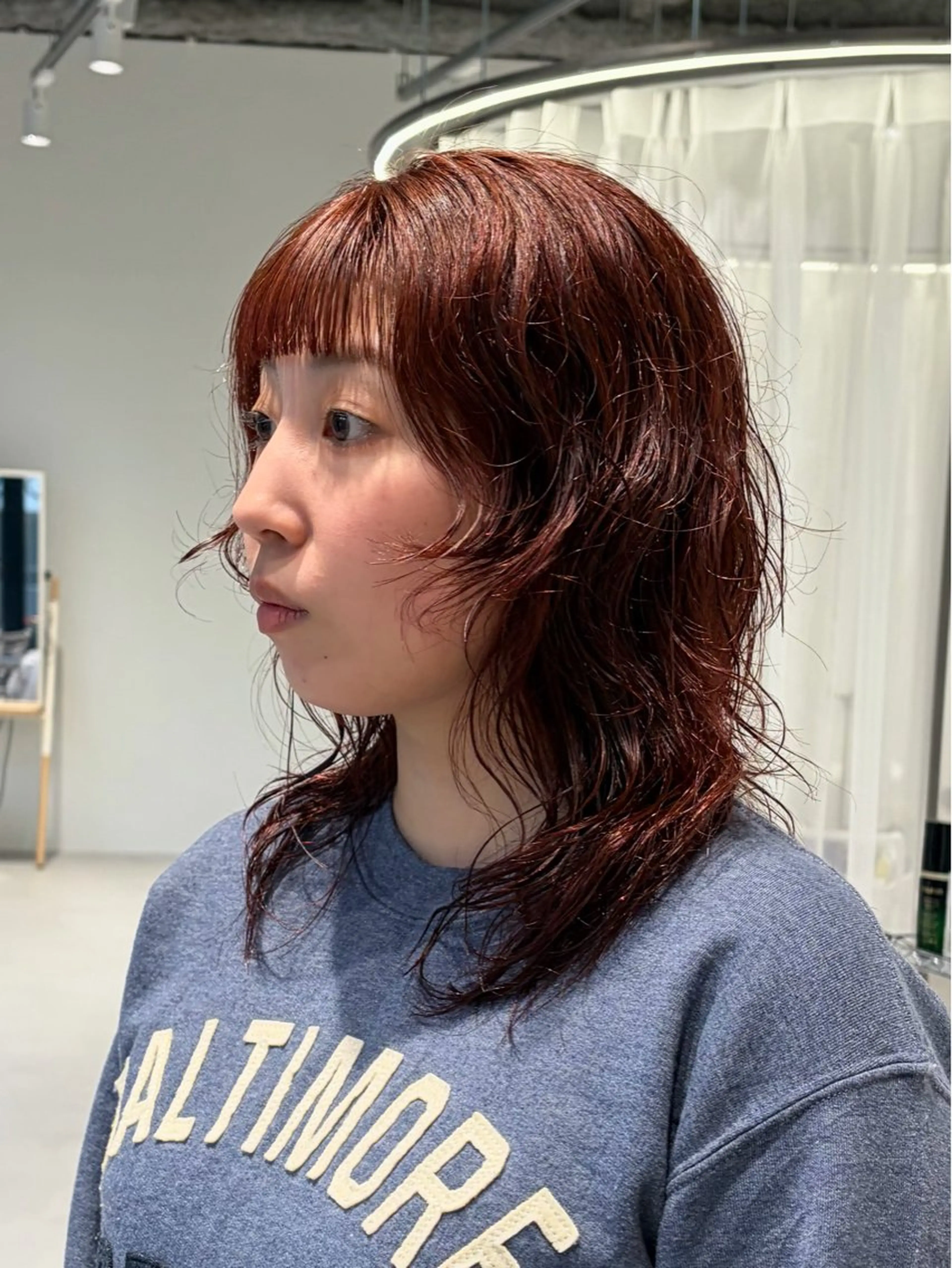 ミディアム カラー レッドカラー レイヤーカット カット ヘアカラー トリートメント サエ/ レイヤー/パーマのヘアスタイル