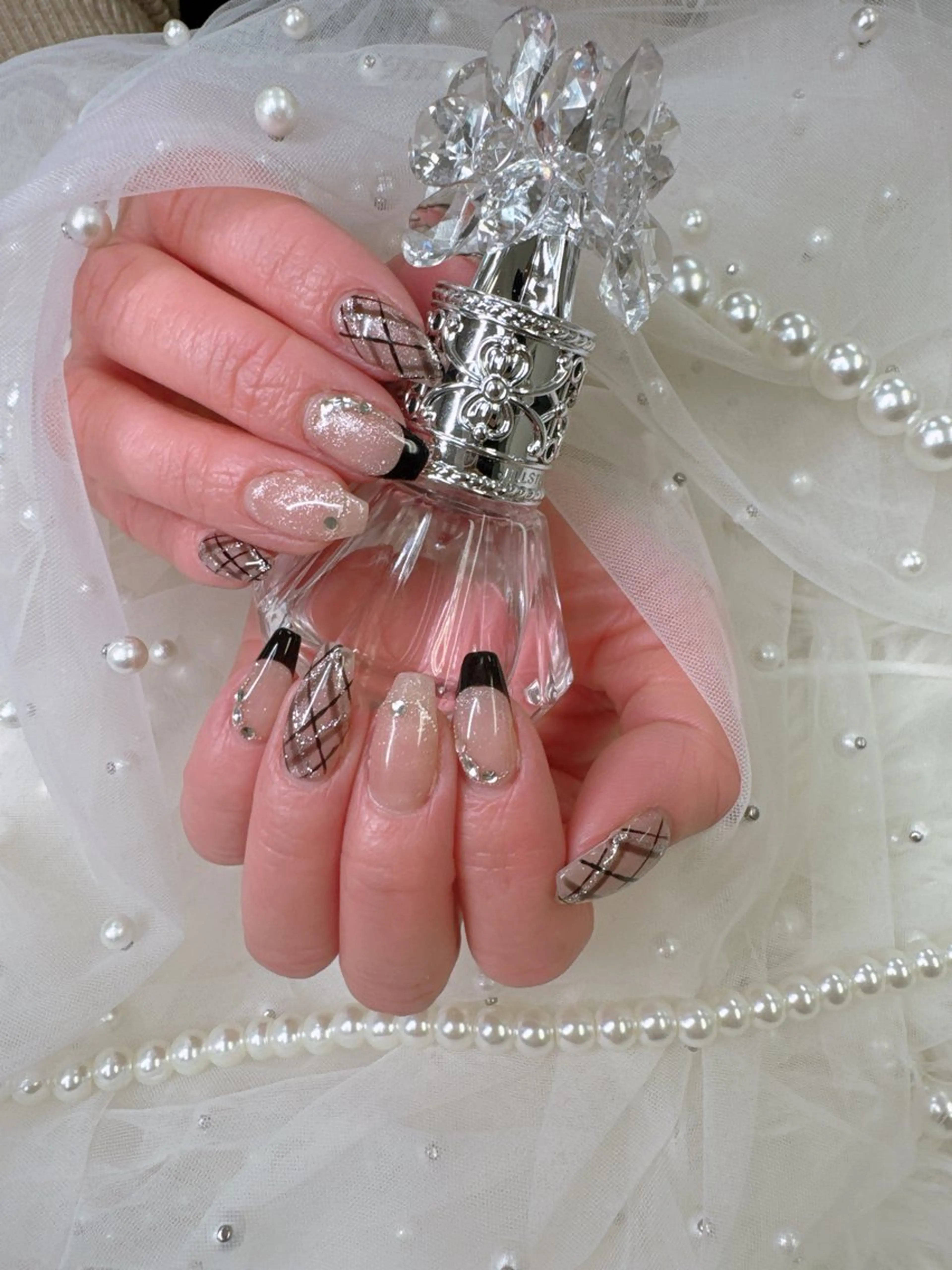 ネイル アートネイル ドット フレンチネイル ガラスフレンチ キラキラネイル ハンドネイル Queeens nailのネイルデザイン