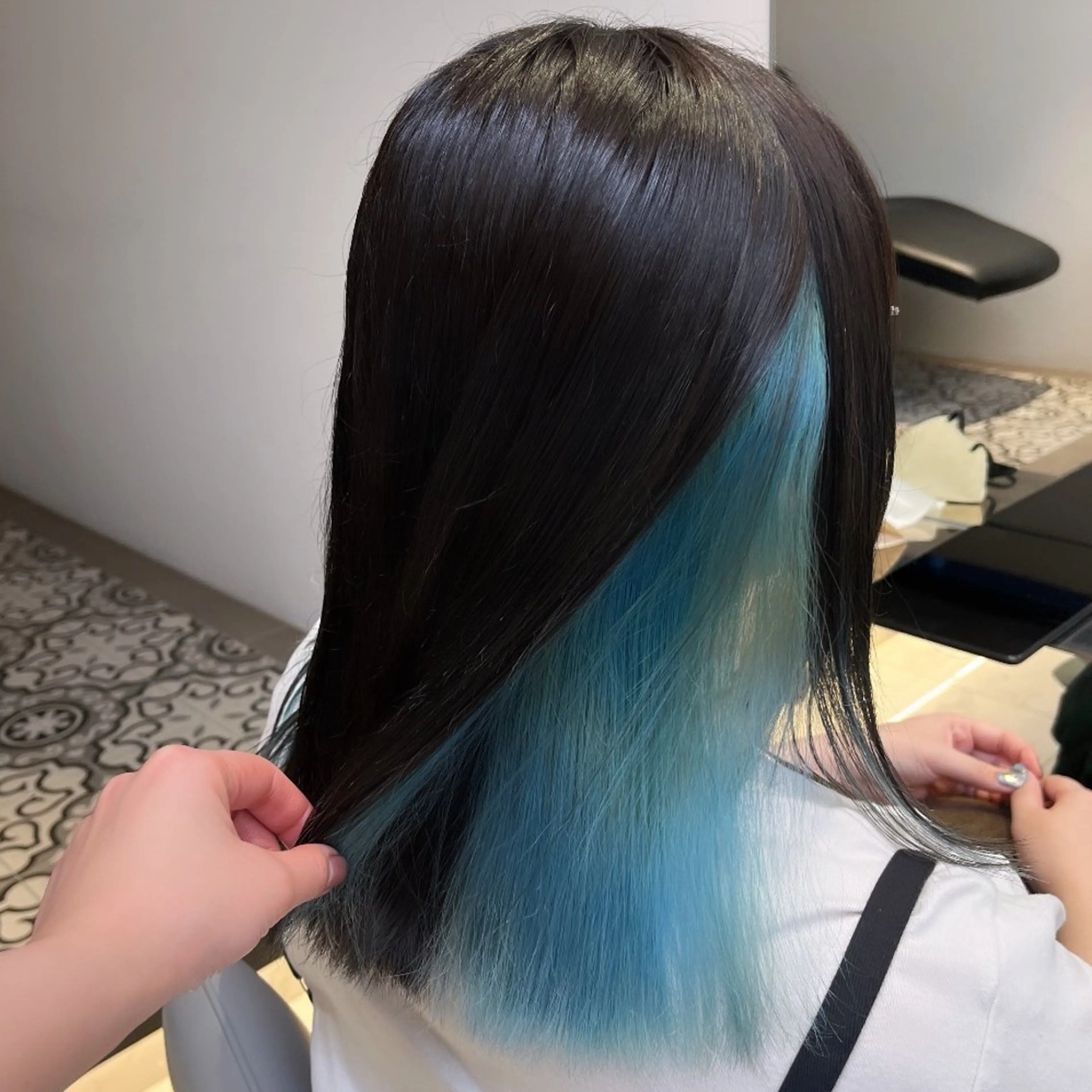 ミディアム カラー ブリーチ ブルーカラー ダークグレー ダークグレージュ グレージュ ヘアカラー トリートメント ヘッドスパ ヘアセット カジュアルを女っぽく 𝗮𝘆𝗮𝗰𝗼のヘアスタイル