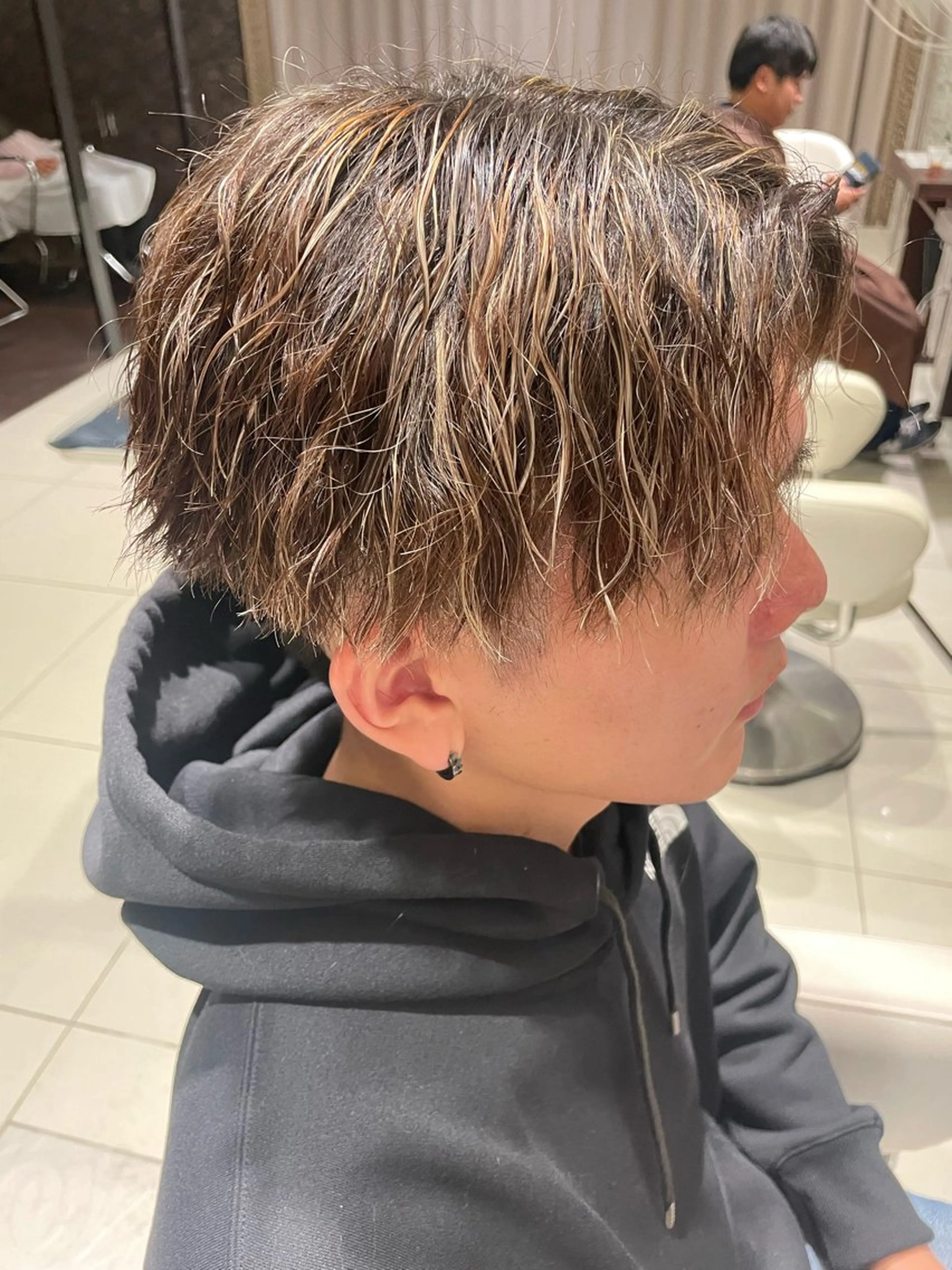 カラー パーマ メッシュ ツイストパーマ 岡田 駿也のヘアスタイル