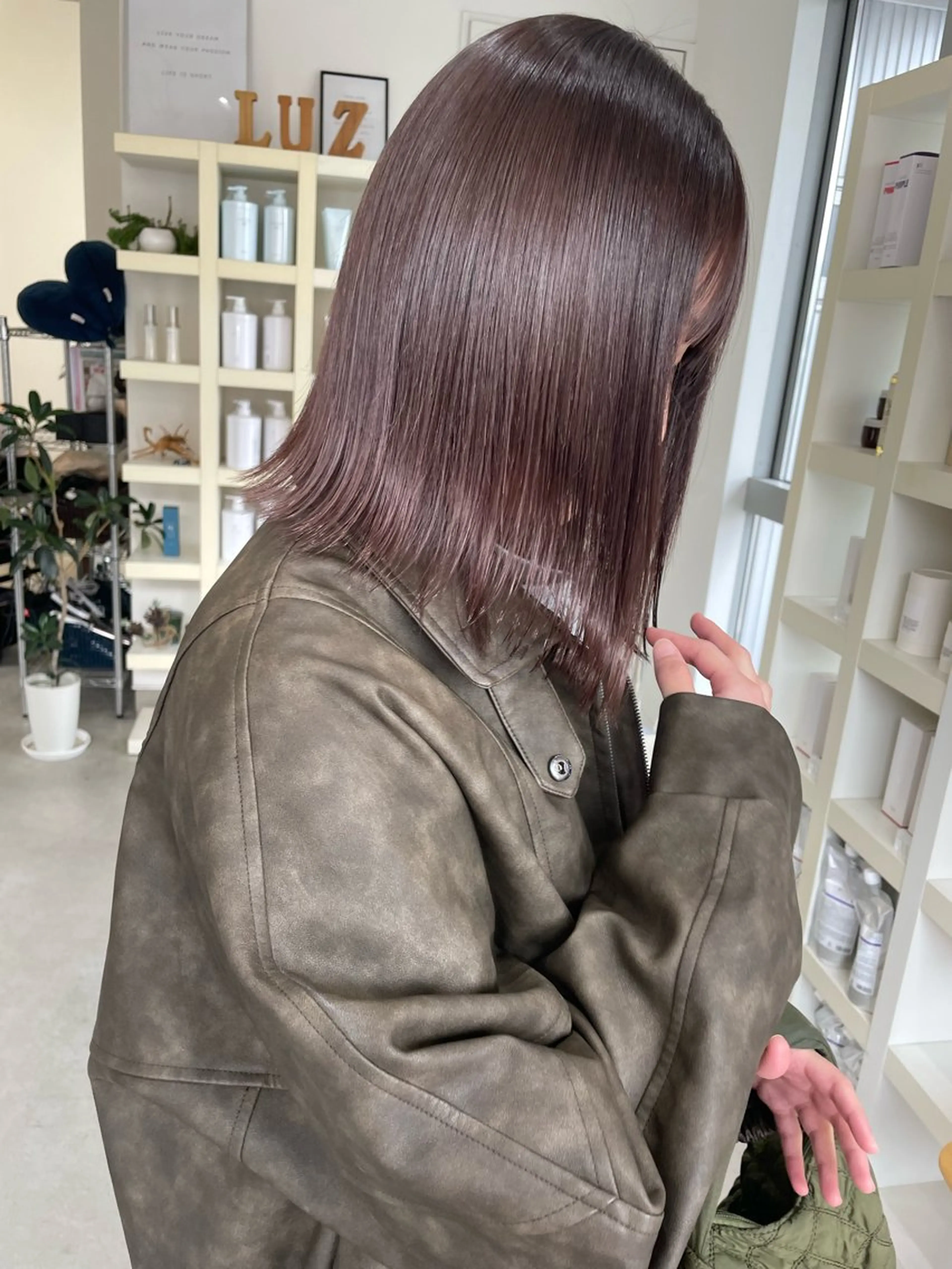 ミディアム カラー 根岸 麻菜のヘアスタイル