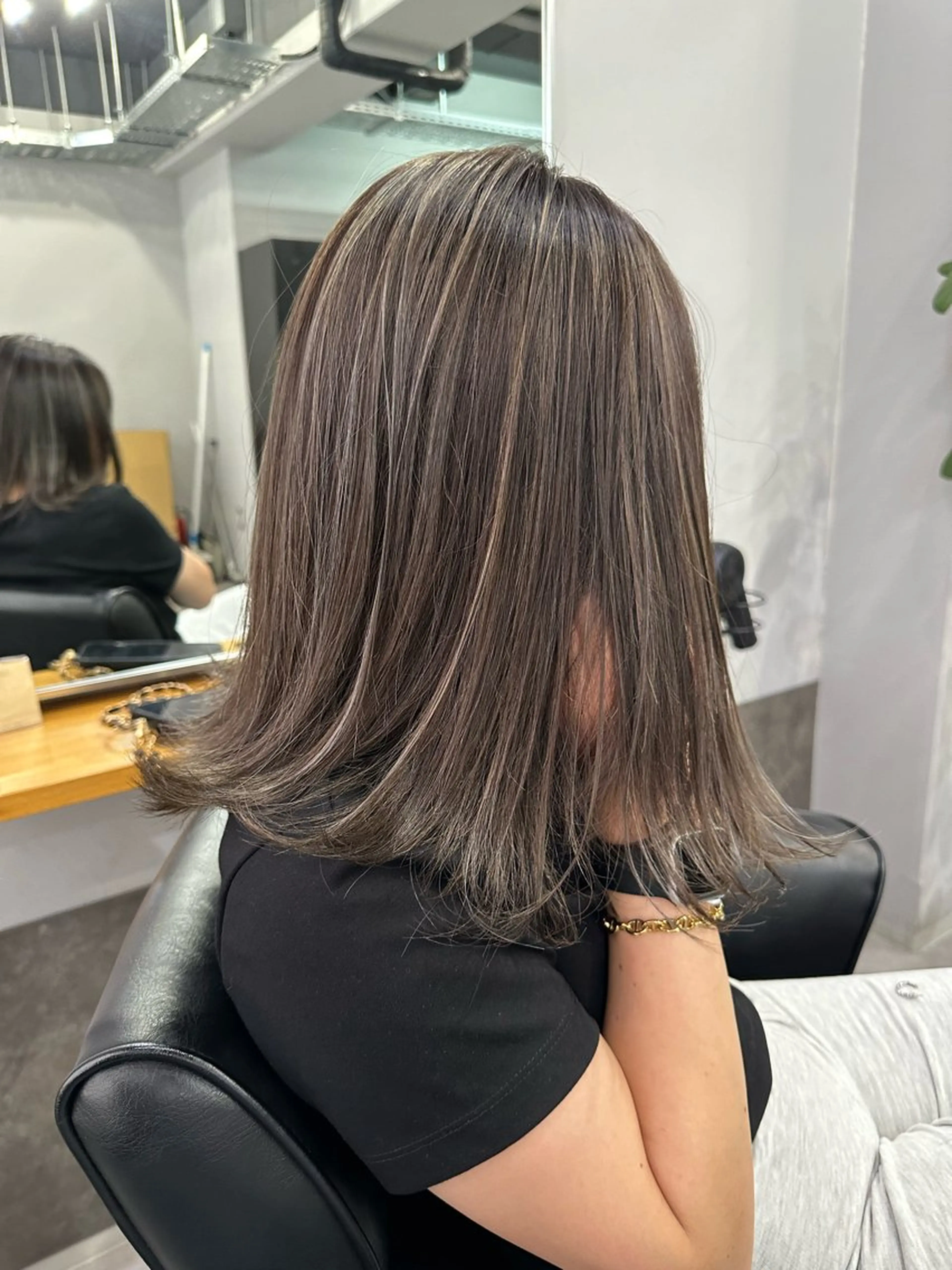 ミディアム カット ヘアカラー トリートメント ミディアムレイヤー カット/ハイライトのヘアスタイル