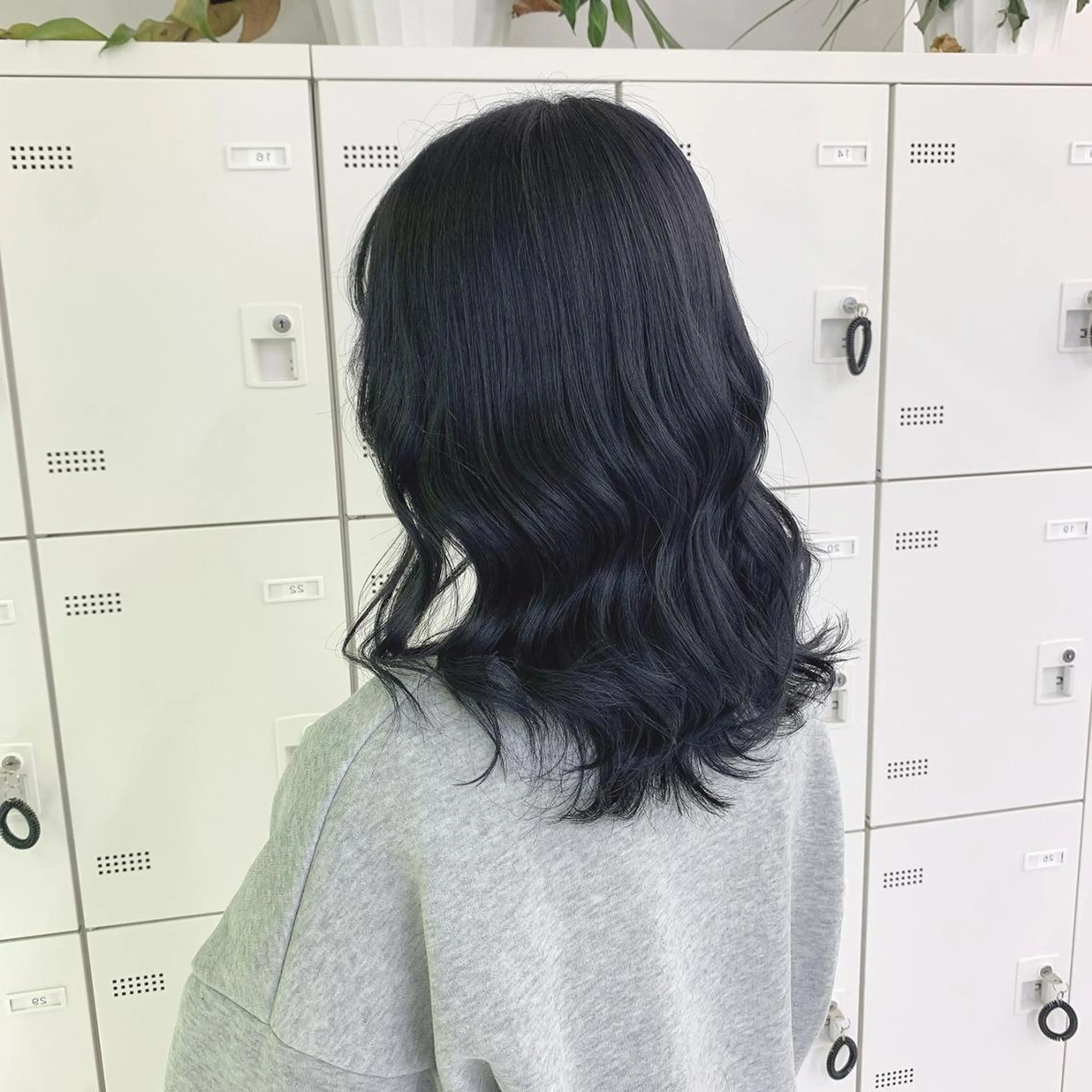 ミディアム ヘアカラー トリートメント 🤍ハイトーン寒色 🤍MADOKAのヘアスタイル